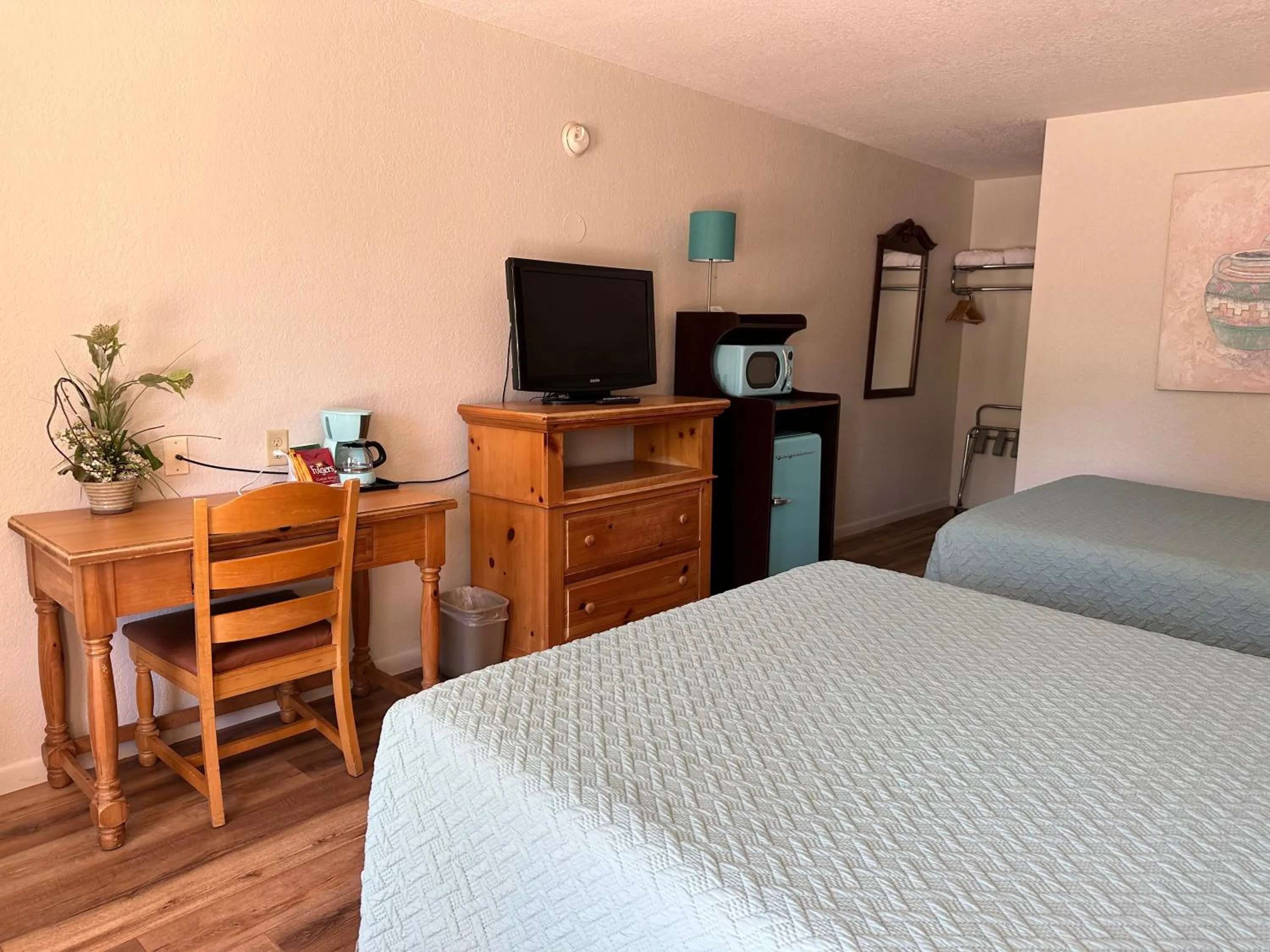 Bed in Sunset Inn and Suites