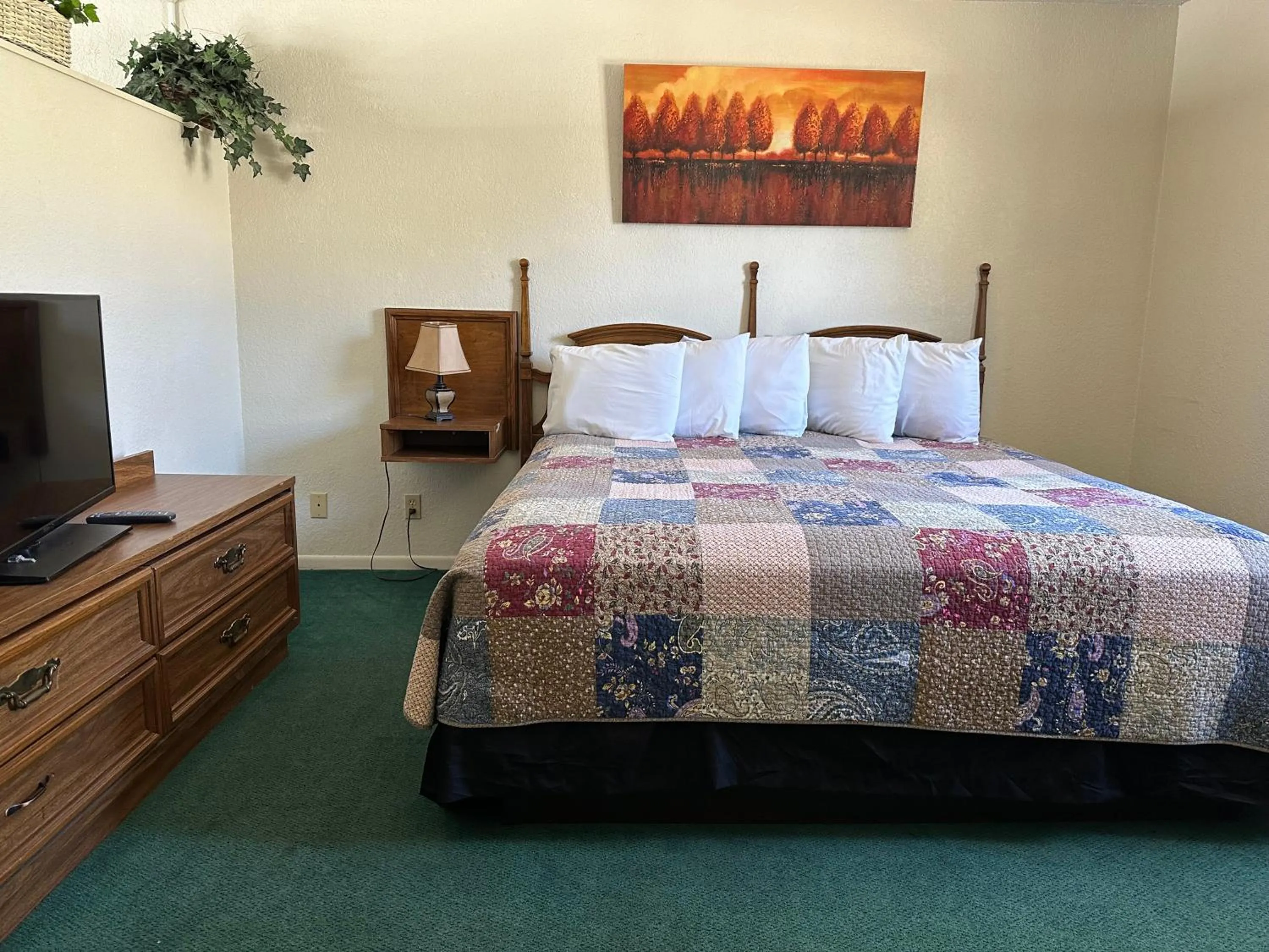 Bed in Sunset Inn and Suites