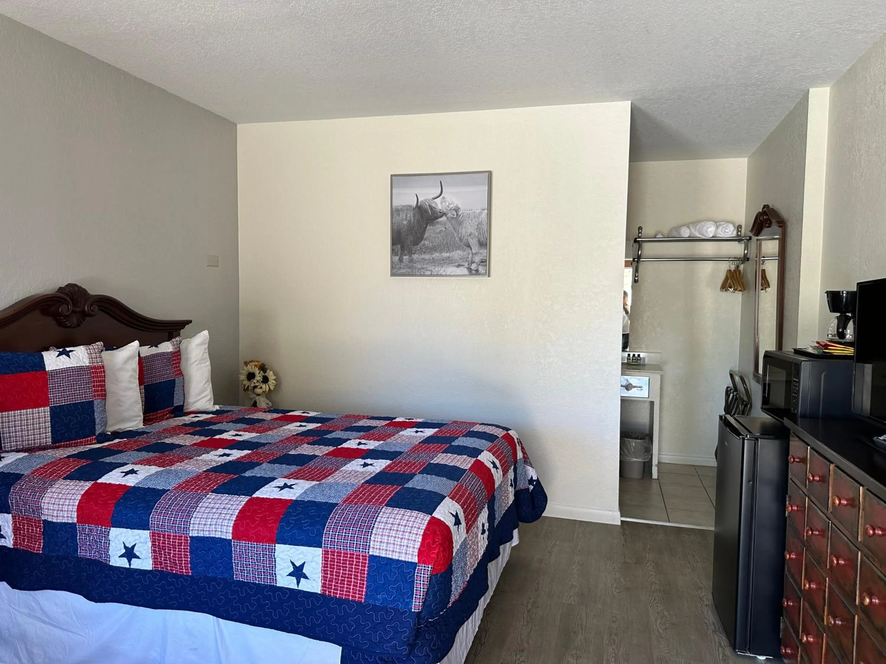 Bed in Sunset Inn and Suites