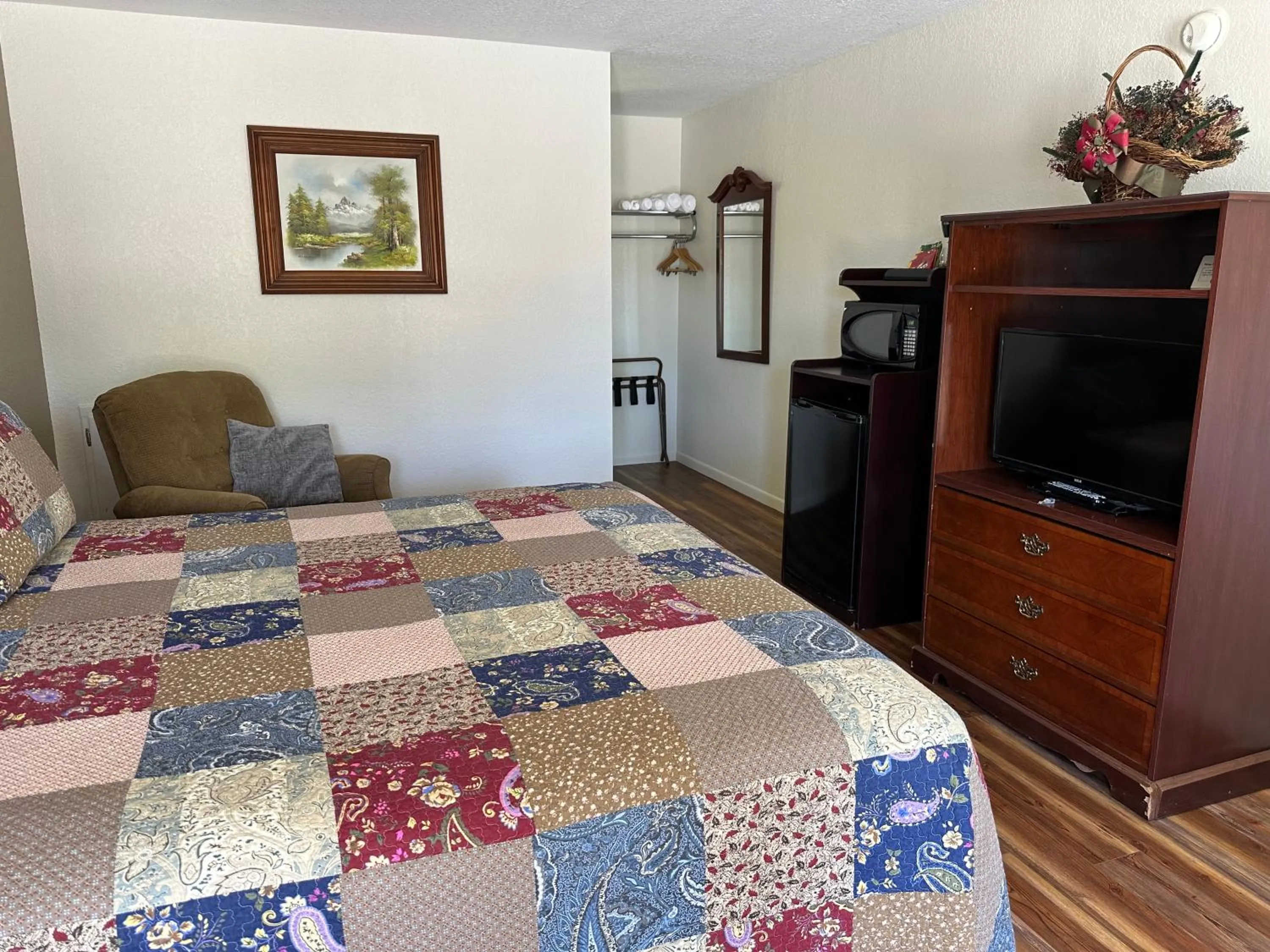 Bed in Sunset Inn and Suites