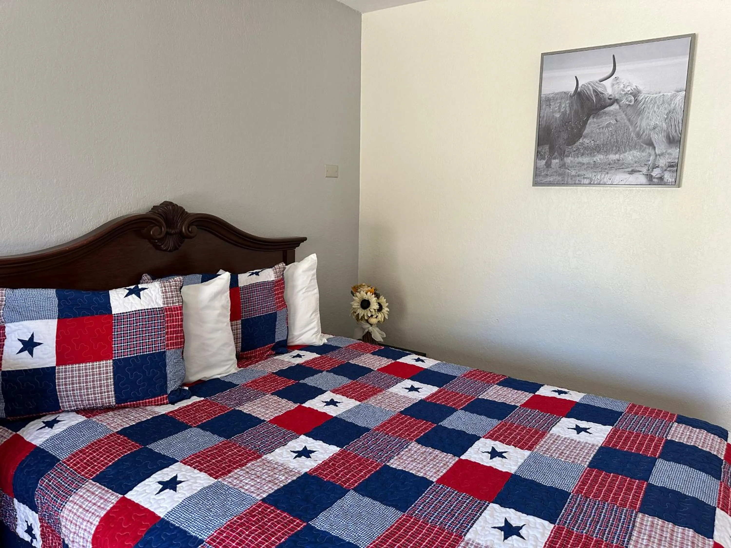 Bed in Sunset Inn and Suites