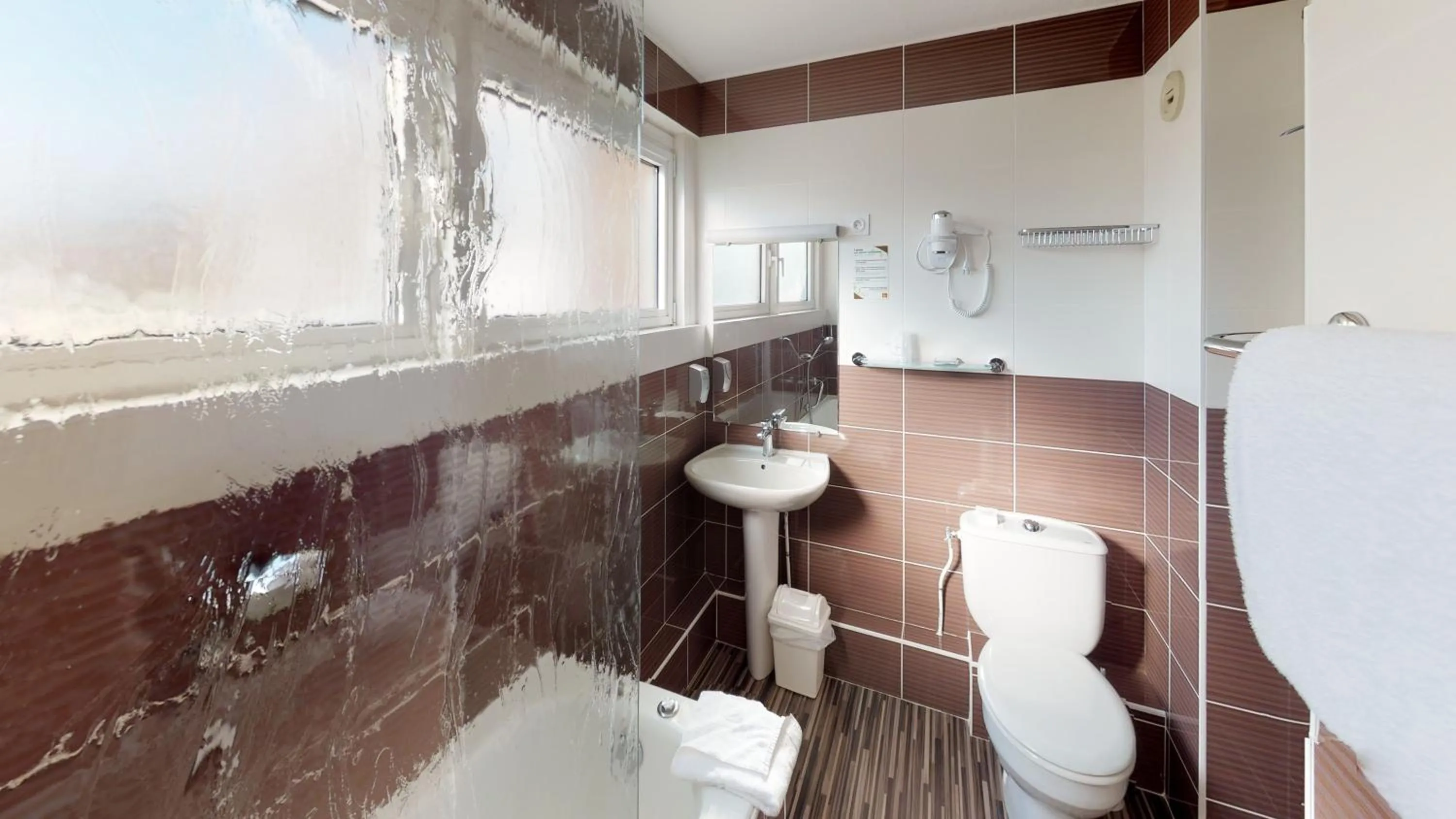 Toilet in Hôtel de France Contact-Hôtel