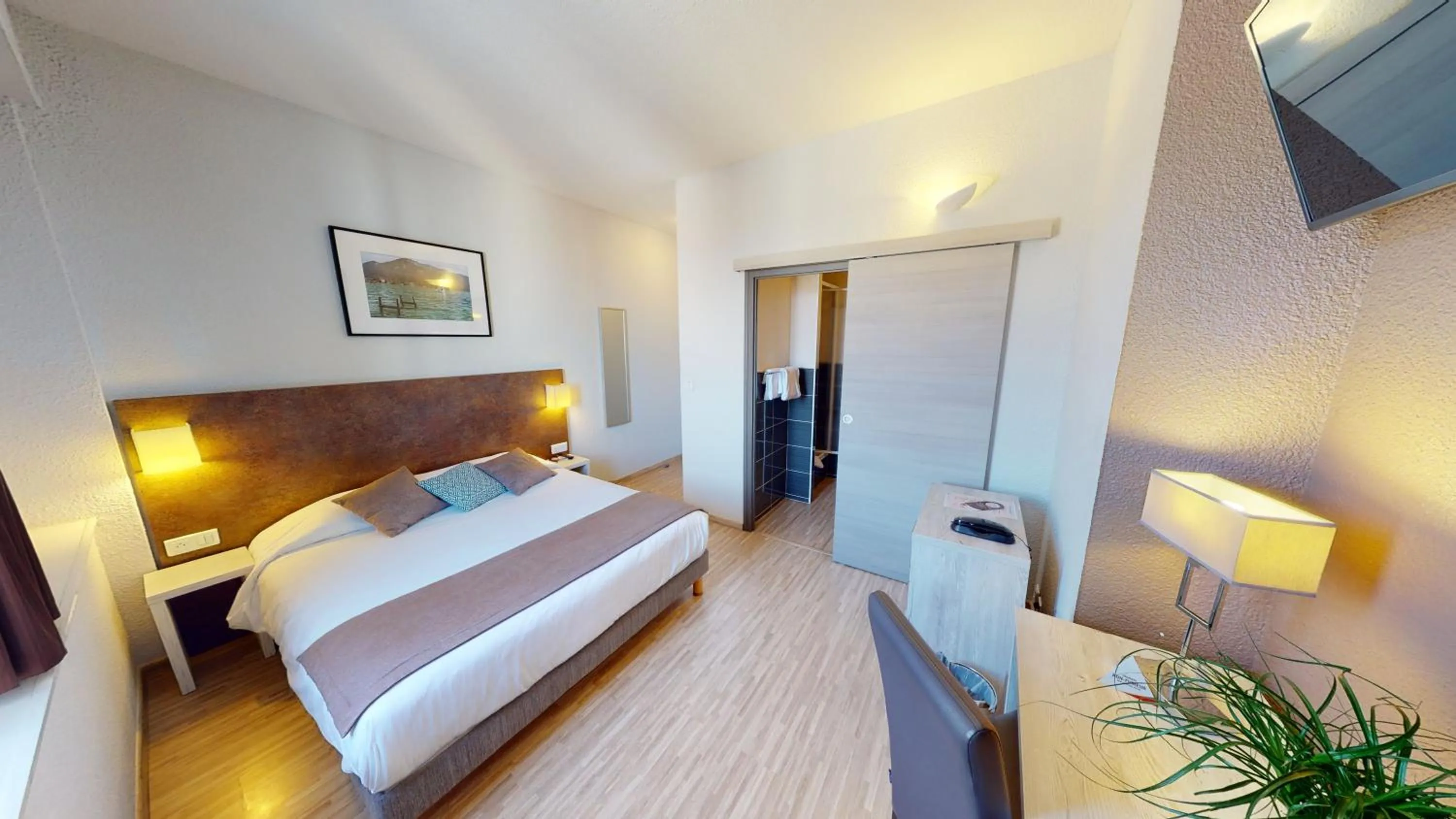 Photo of the whole room, Bed in Hôtel de France Contact-Hôtel