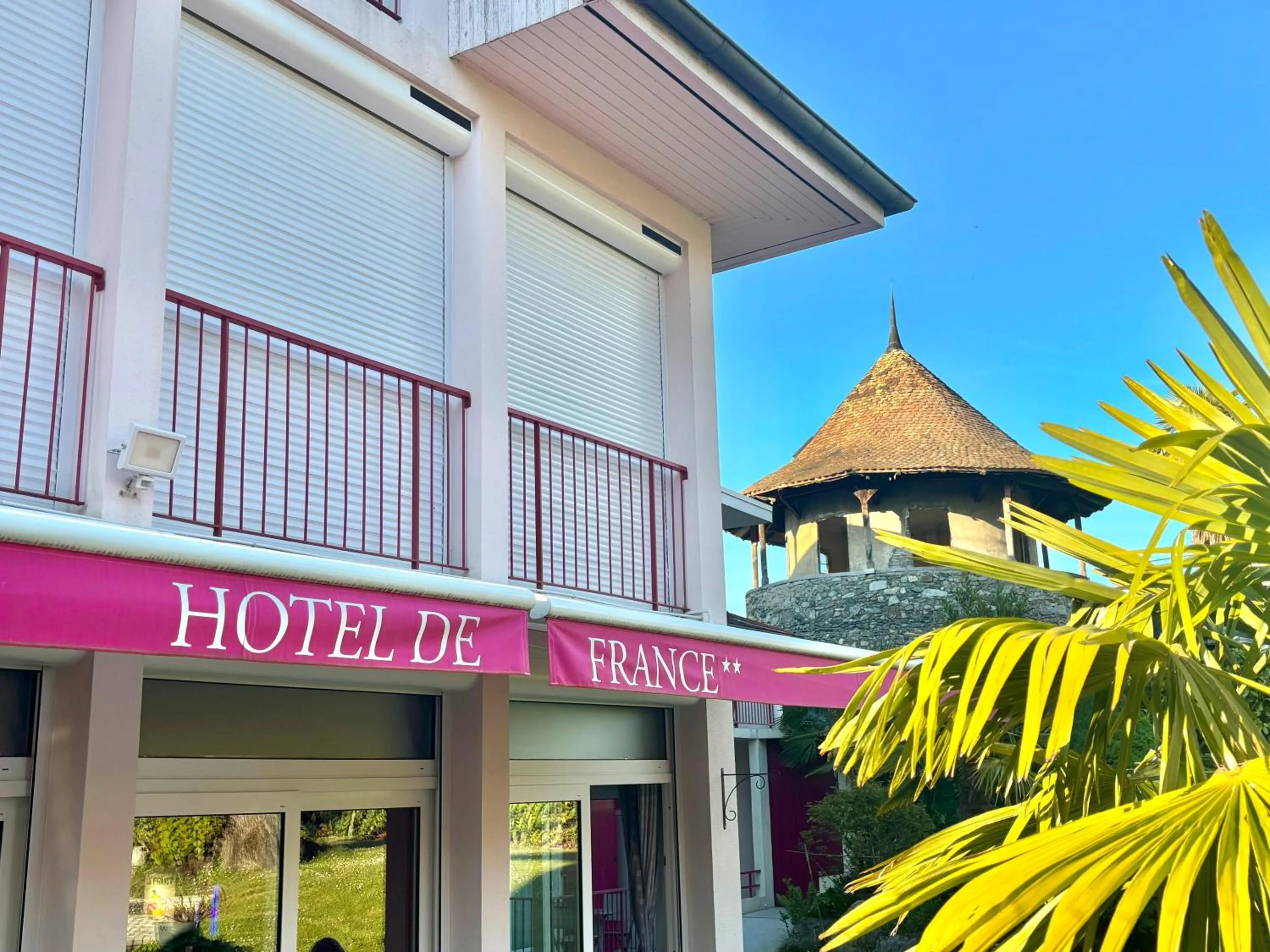 Patio in Hôtel de France Contact-Hôtel