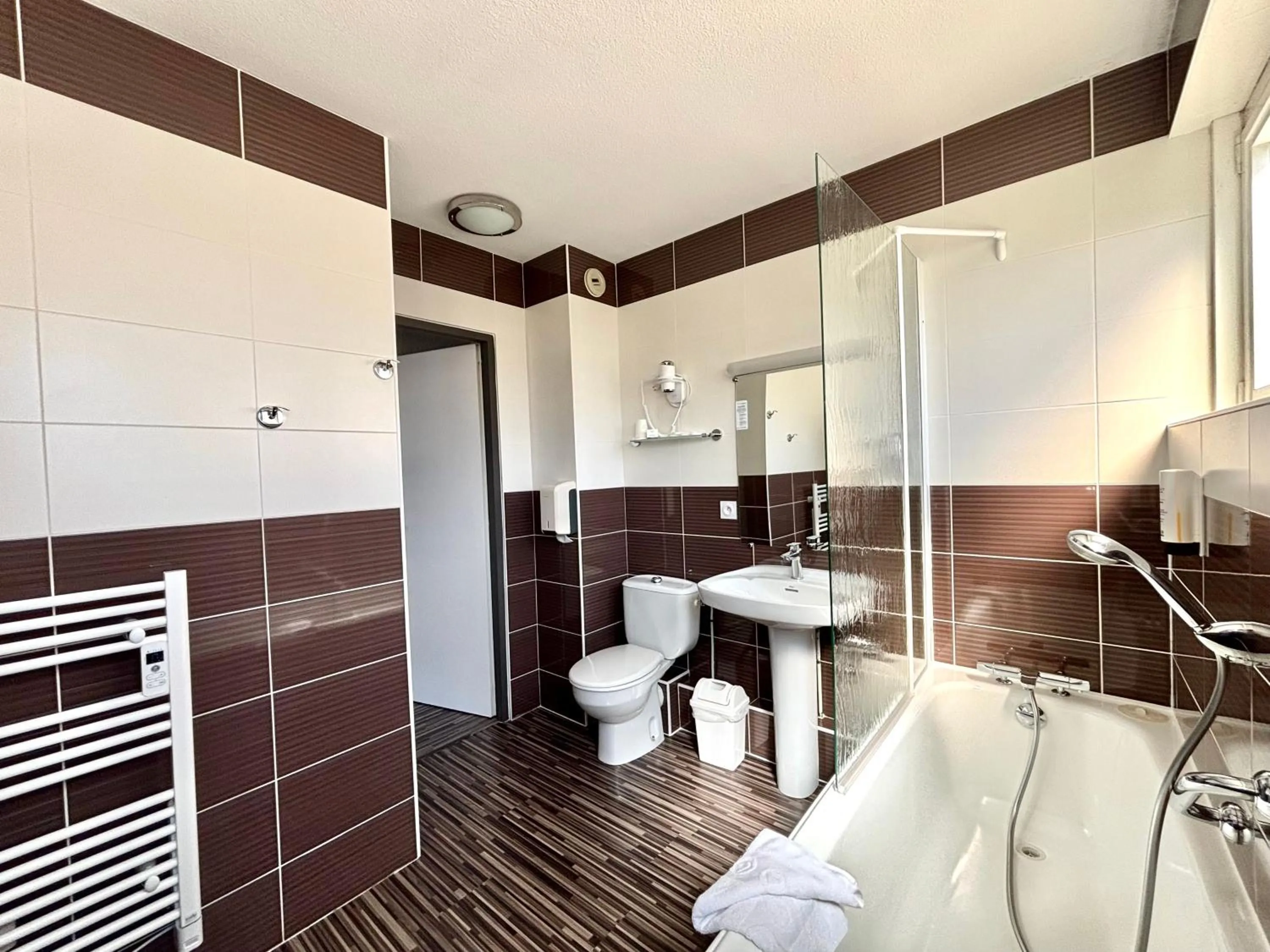 Bathroom in Hôtel de France Contact-Hôtel