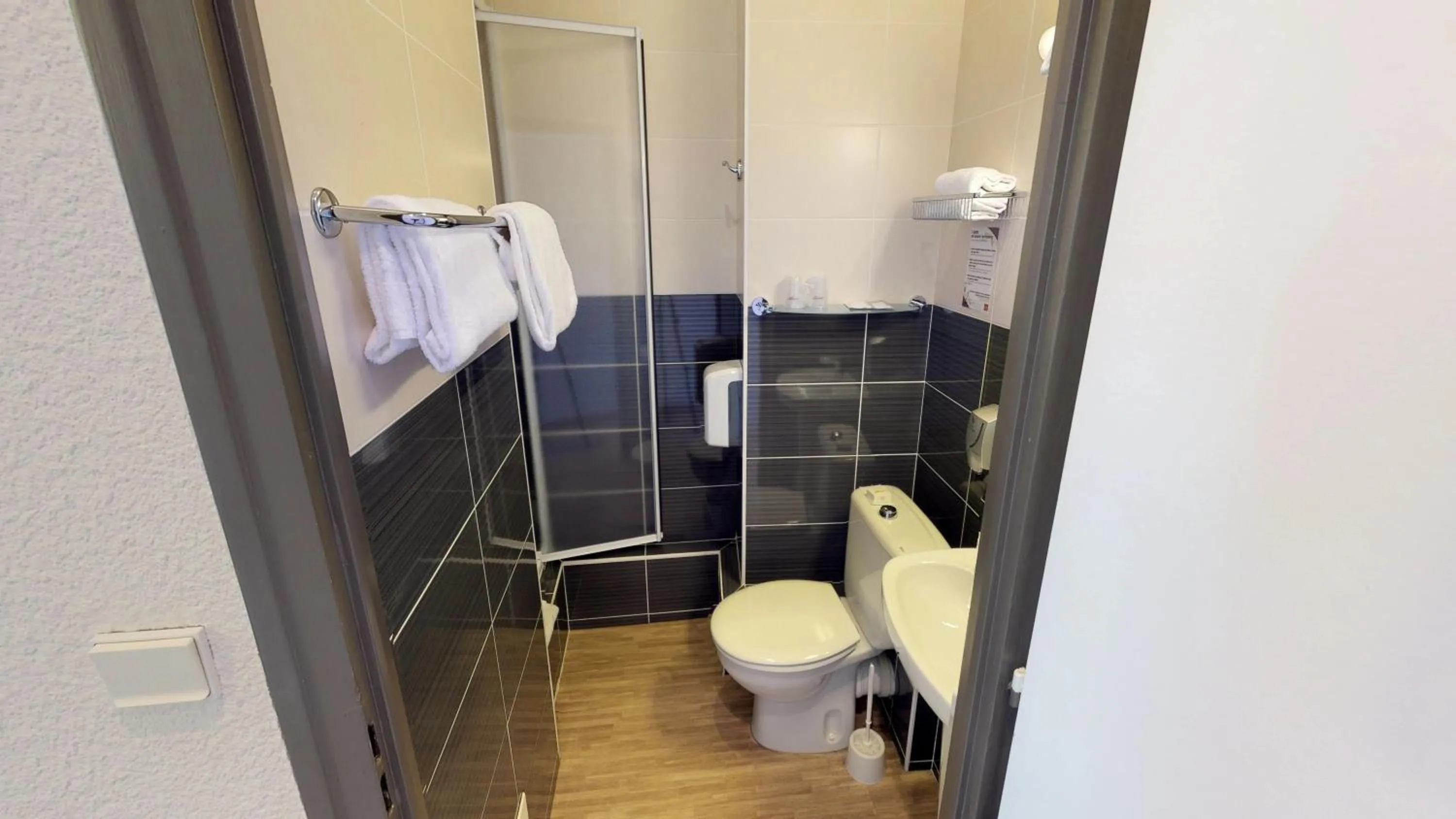 Toilet in Hôtel de France Contact-Hôtel