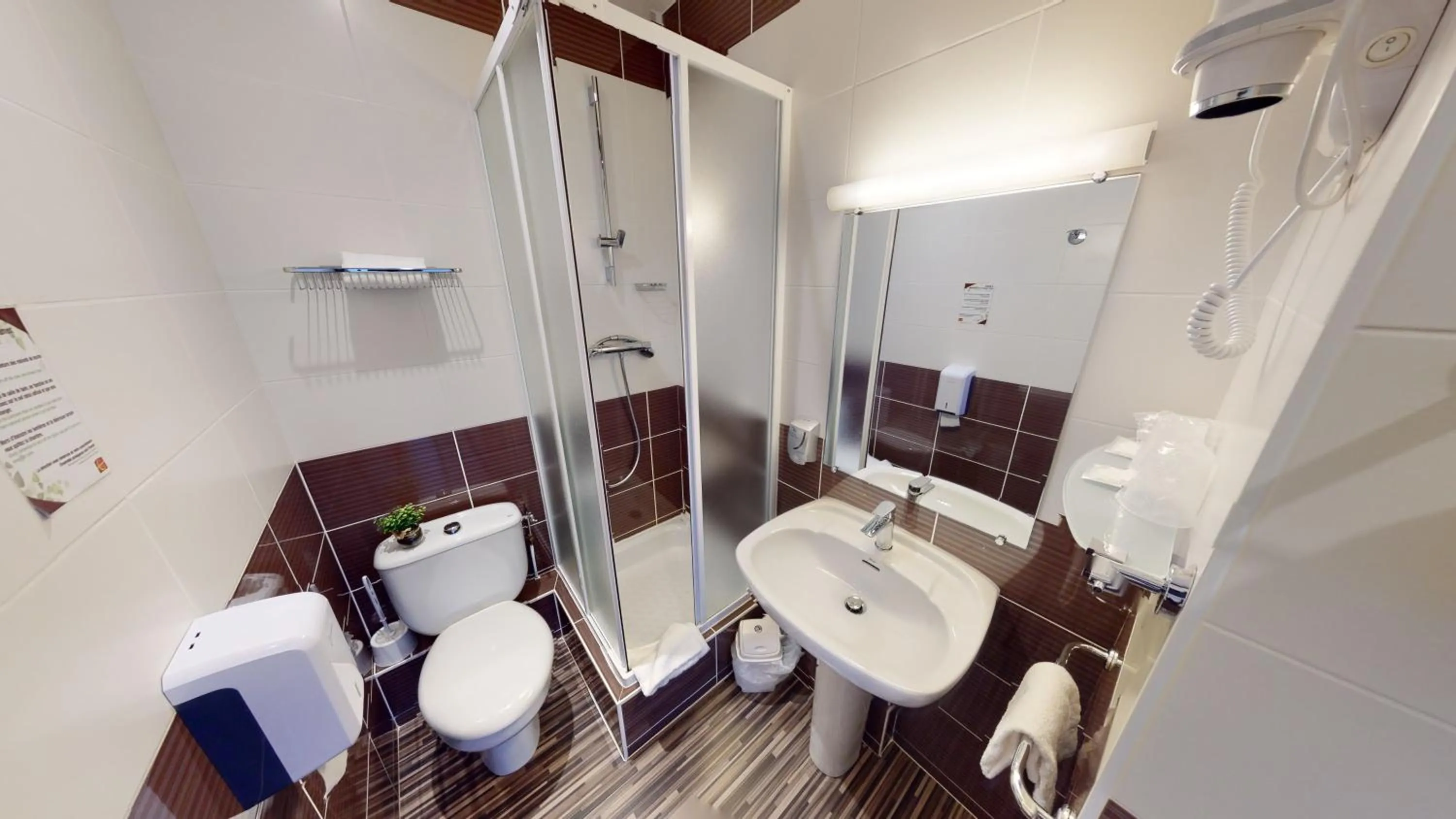 Bathroom in Hôtel de France Contact-Hôtel