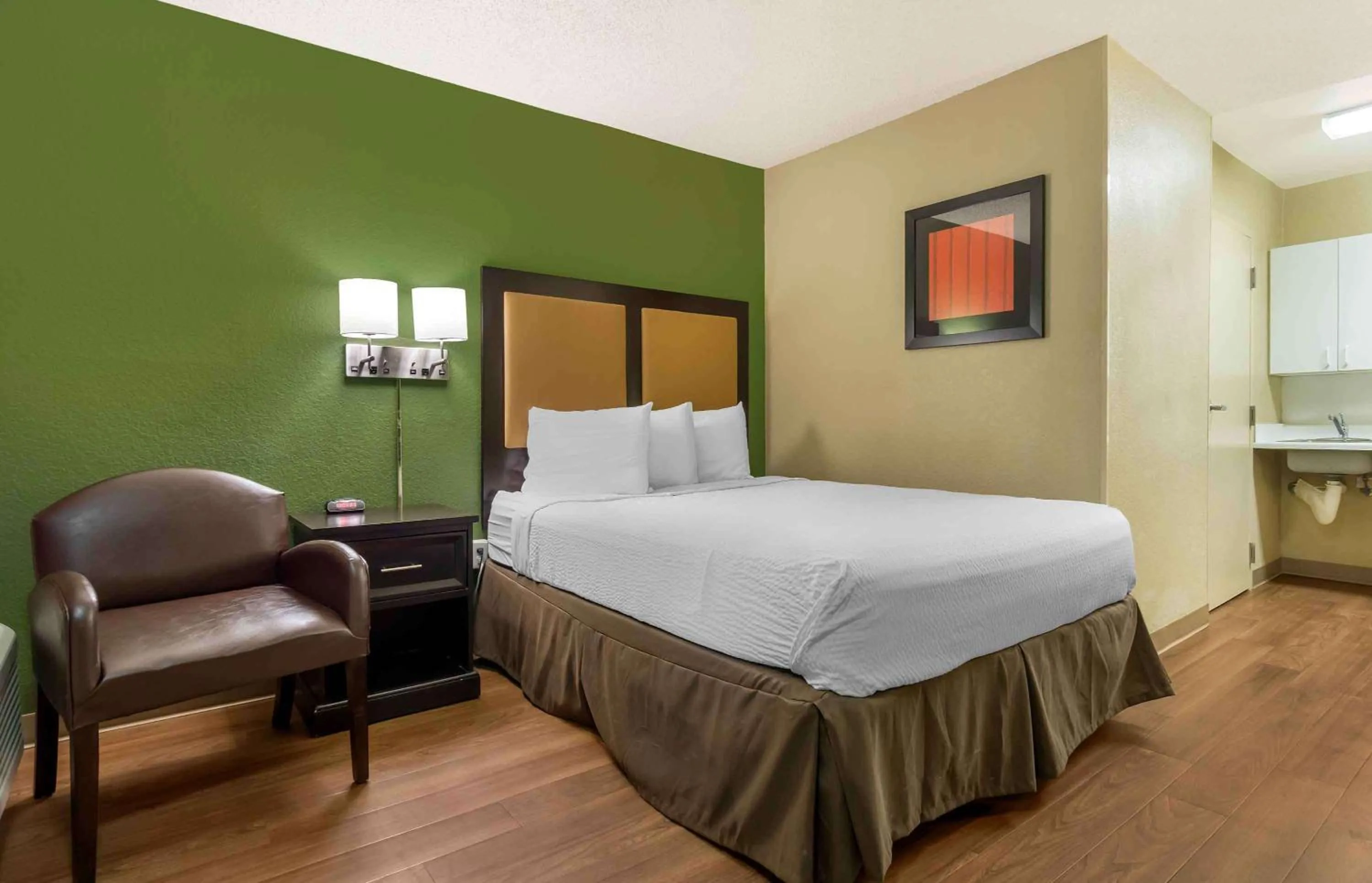 Bedroom, Bed in Extended Stay America Suites - Seattle - Tukwila
