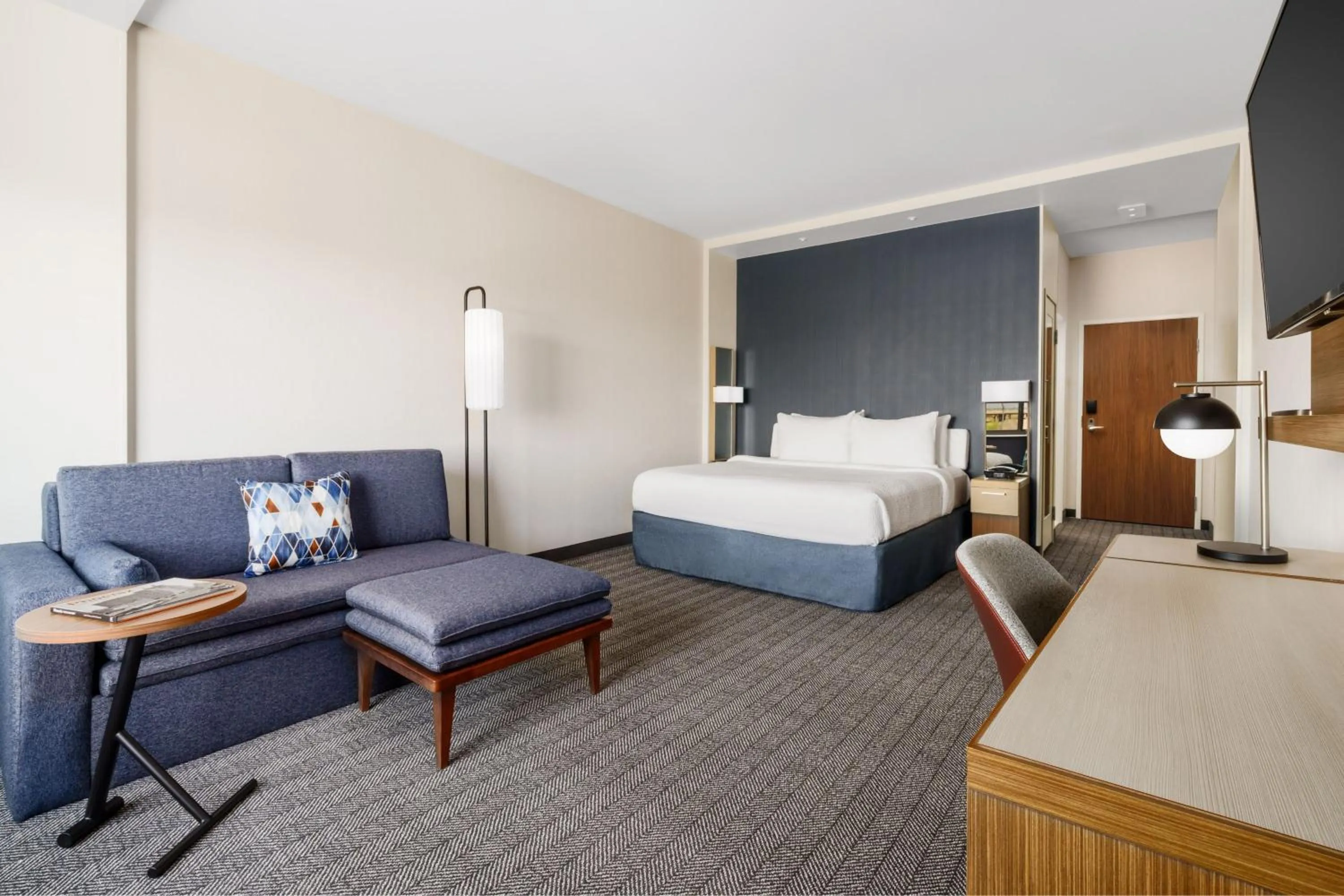 Photo of the whole room, Bed in Courtyard by Marriott Phoenix Mesa Gateway Airport