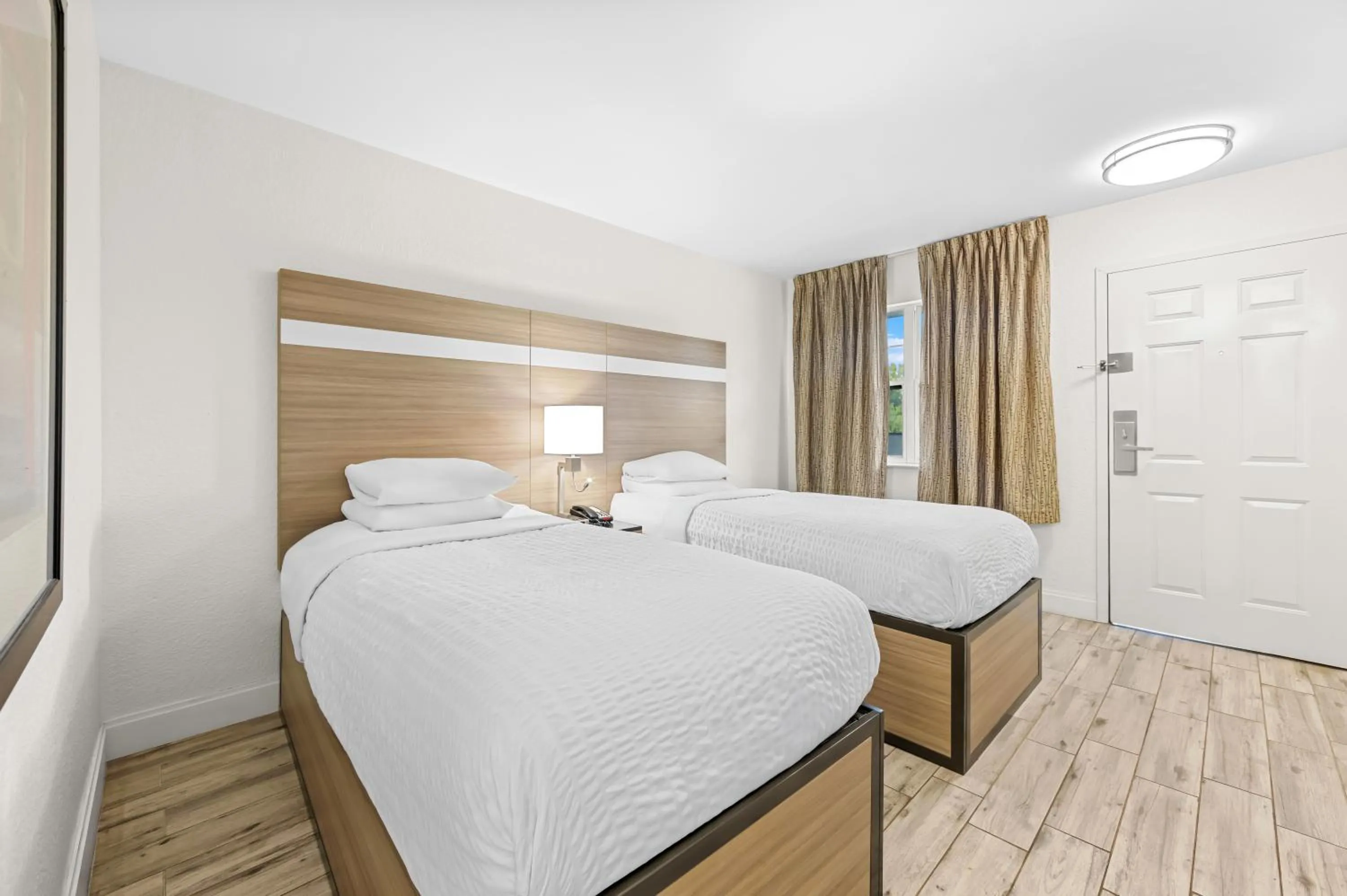 Bed in MainStay Suites Knoxville - Cedar Bluff