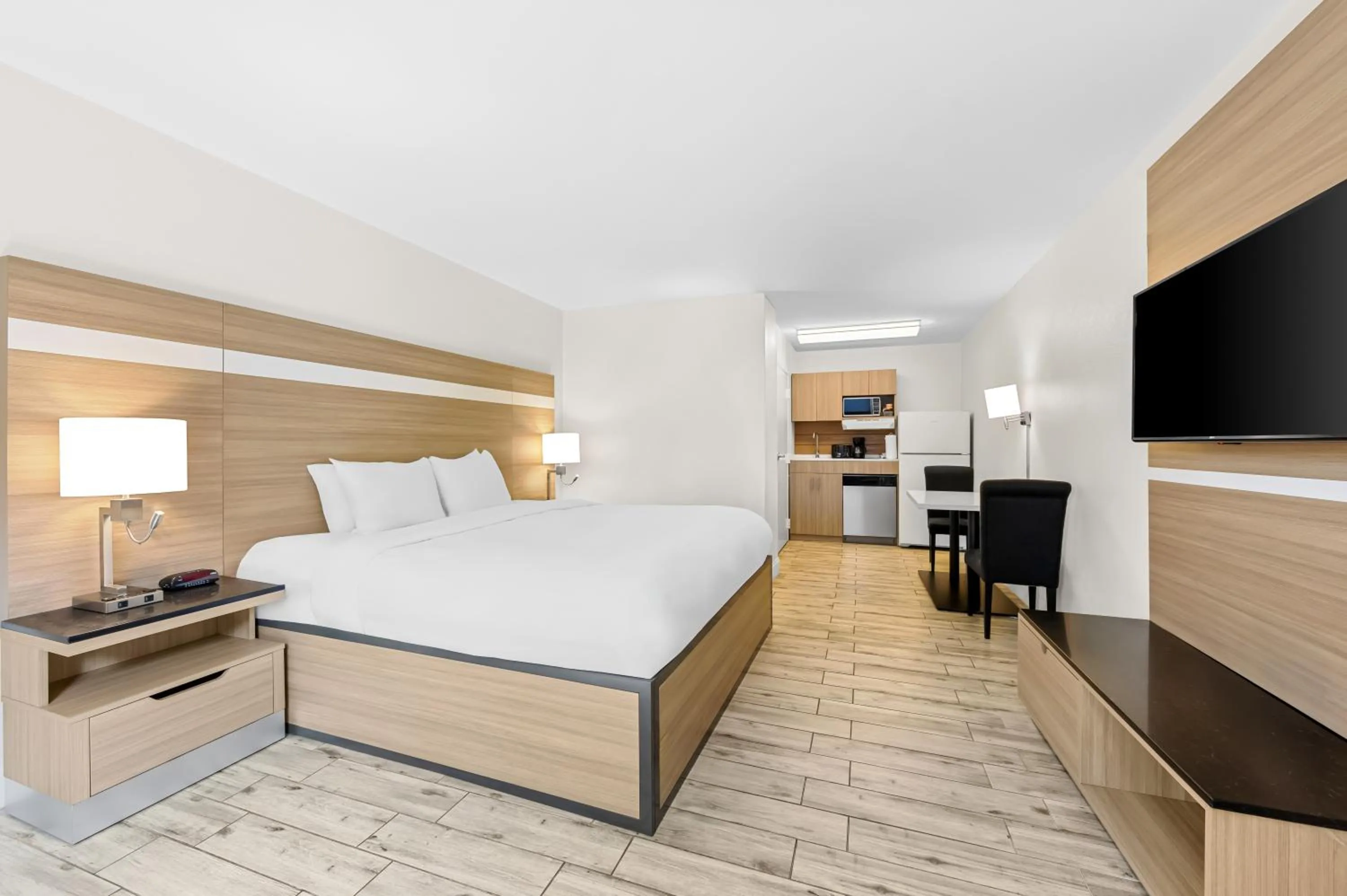 Photo of the whole room, Bed in MainStay Suites Knoxville - Cedar Bluff