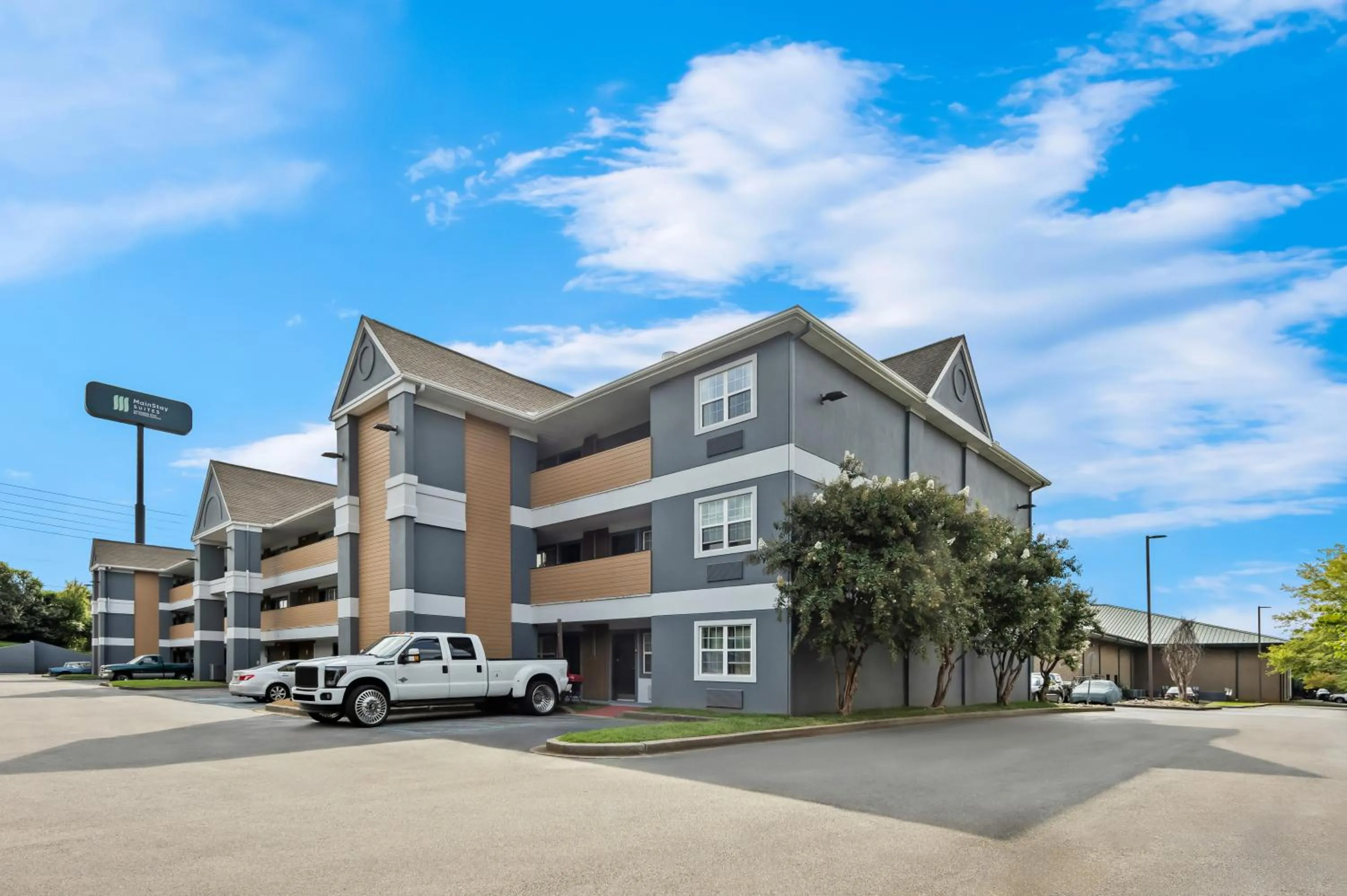 Property building in MainStay Suites Knoxville - Cedar Bluff