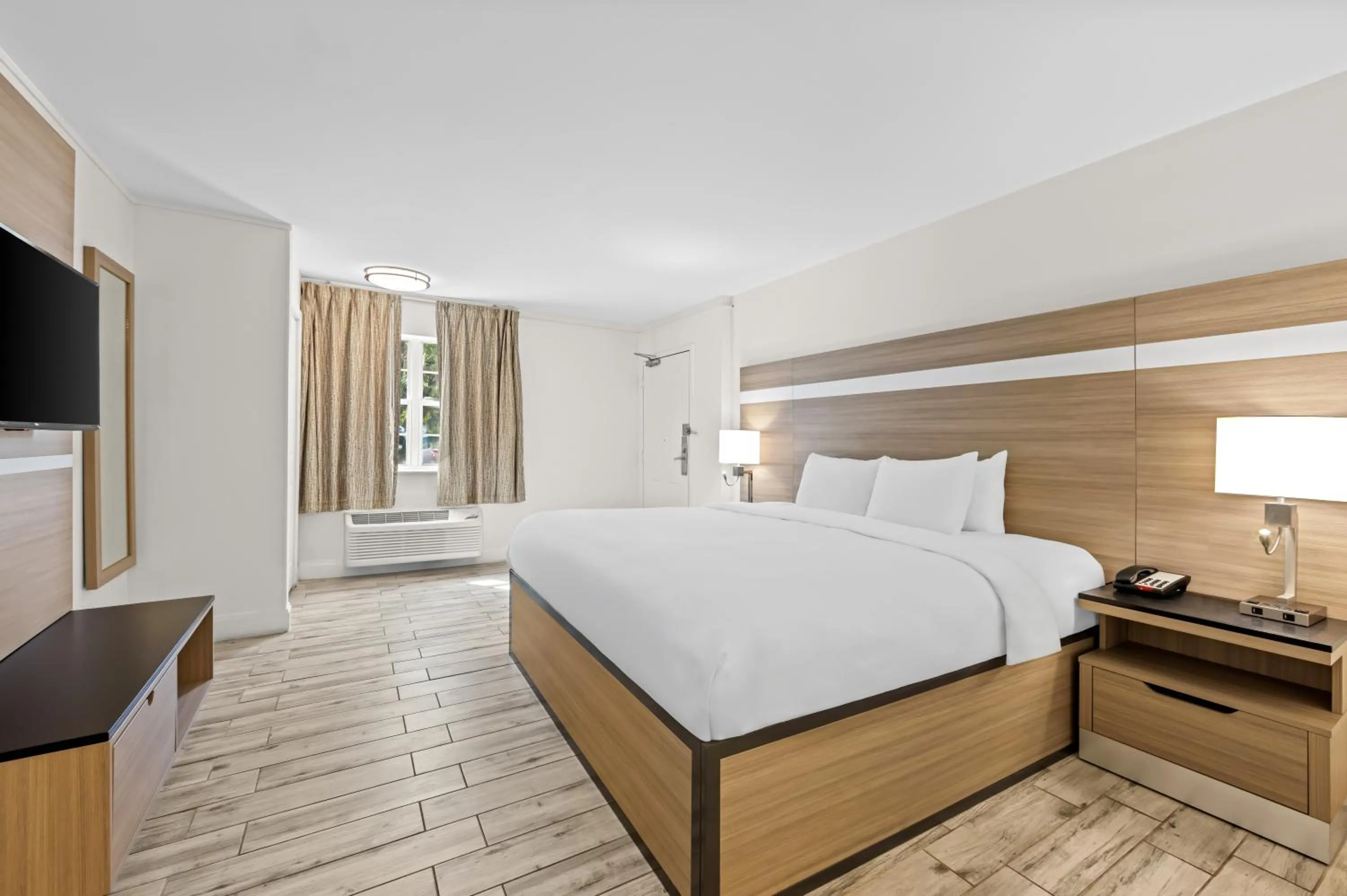 Bed in MainStay Suites Knoxville - Cedar Bluff