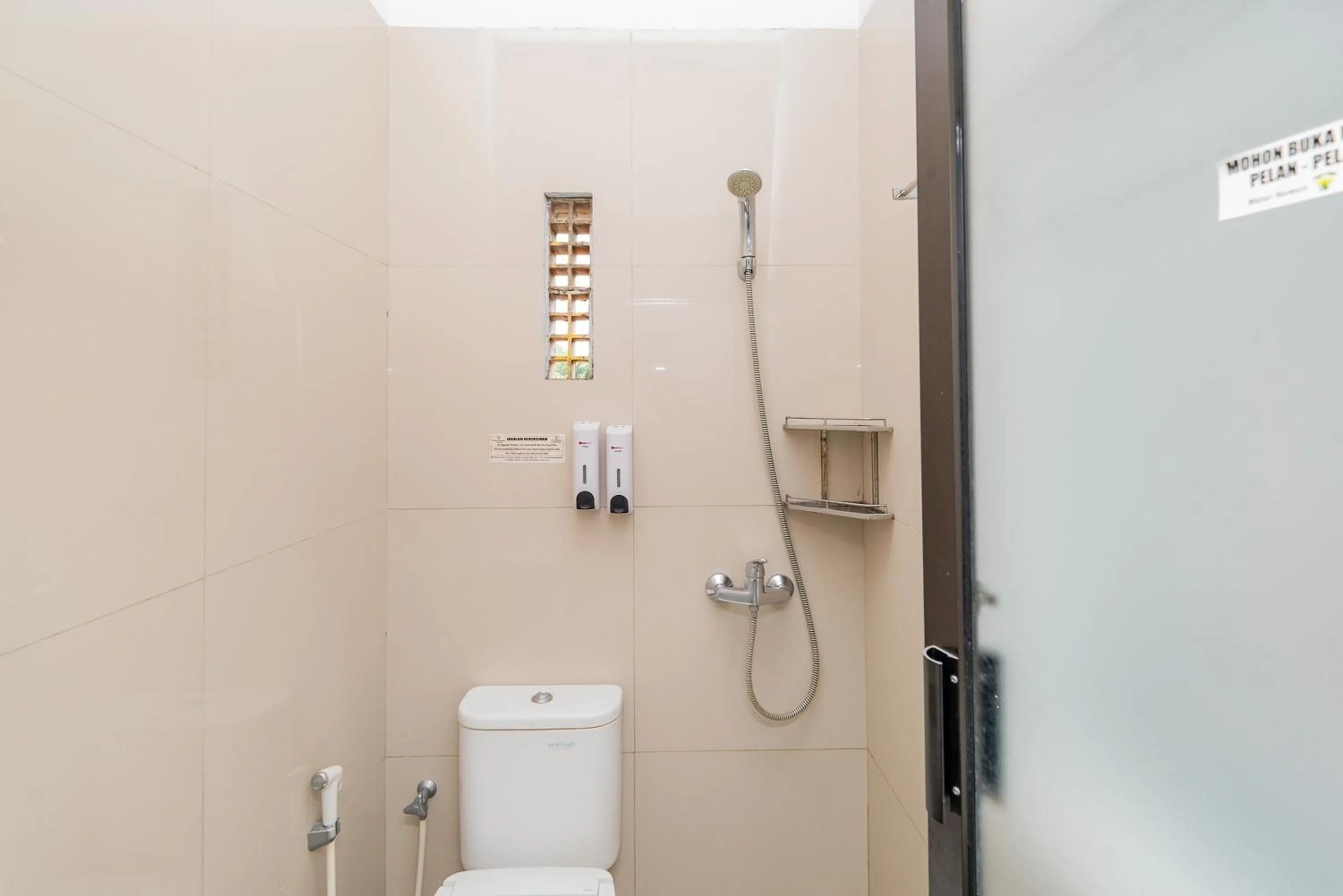 Bathroom in RedDoorz near Jawa Timur Park 3