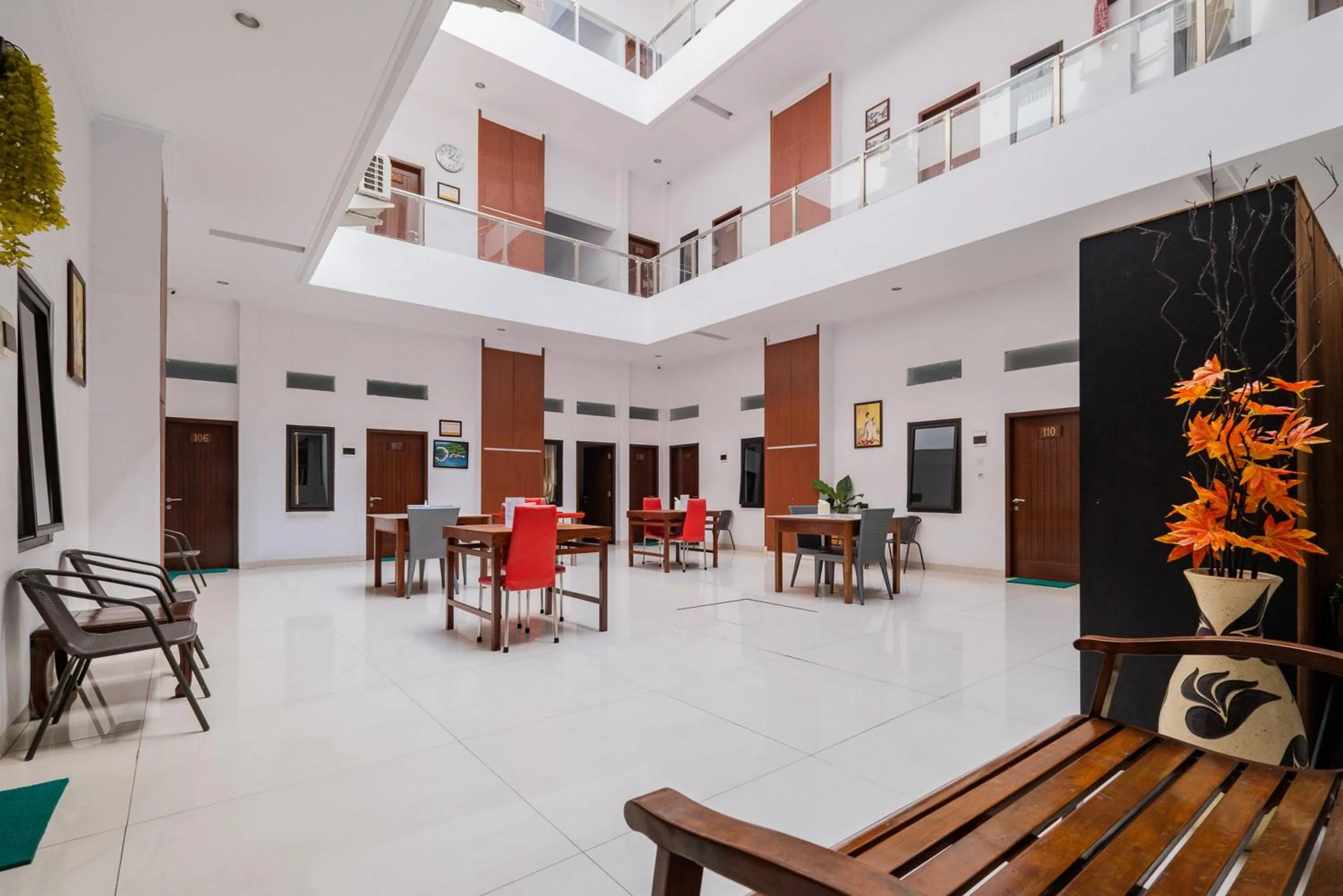 Seating area in RedDoorz near Jawa Timur Park 3