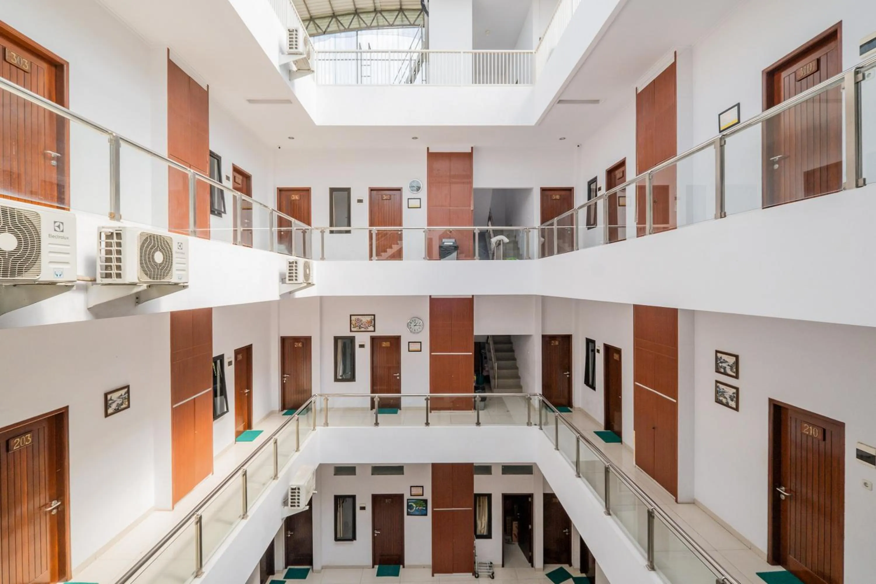 Property building in RedDoorz near Jawa Timur Park 3