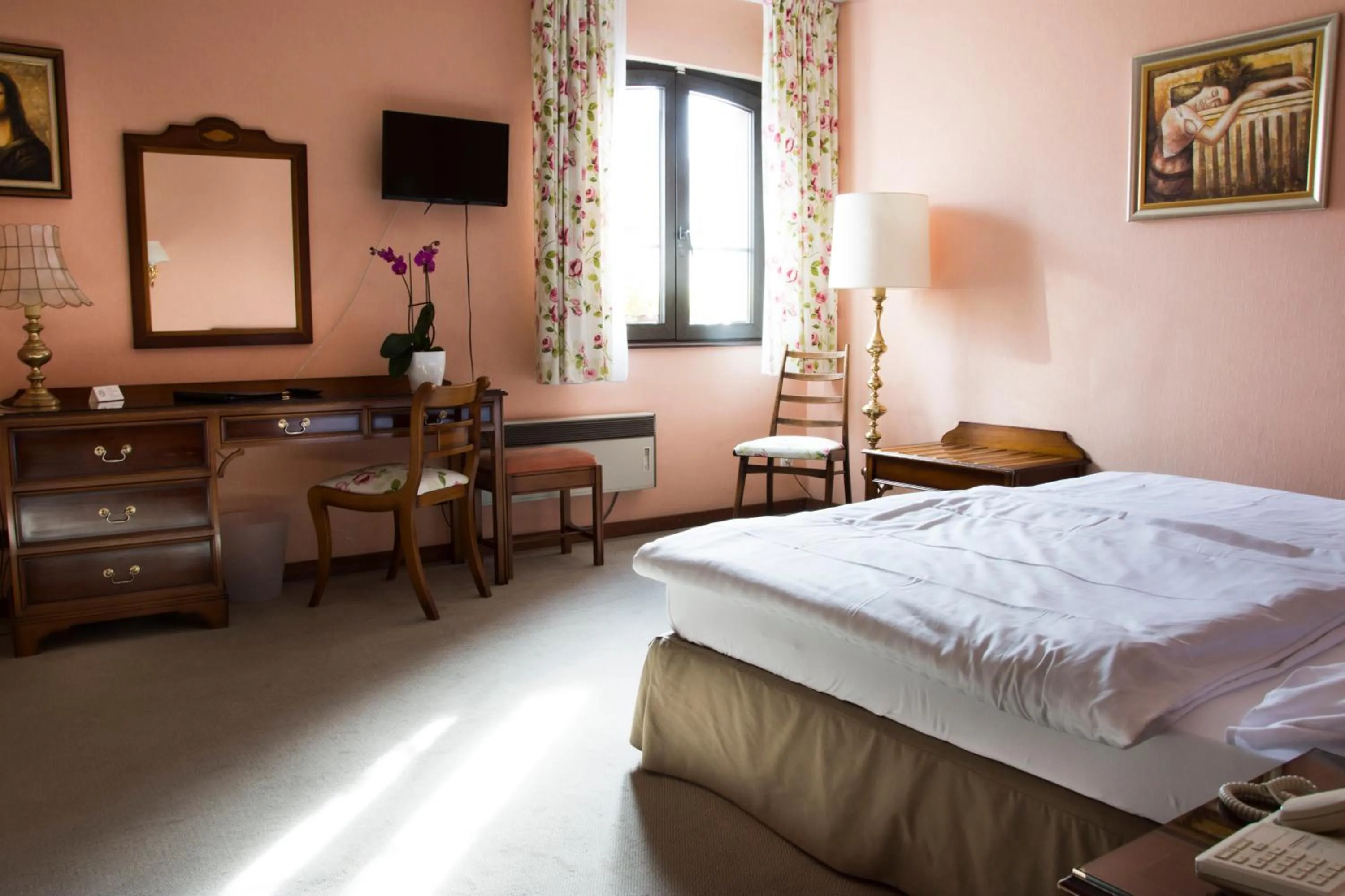 Property building, Bed in Hostellerie Saint Florent