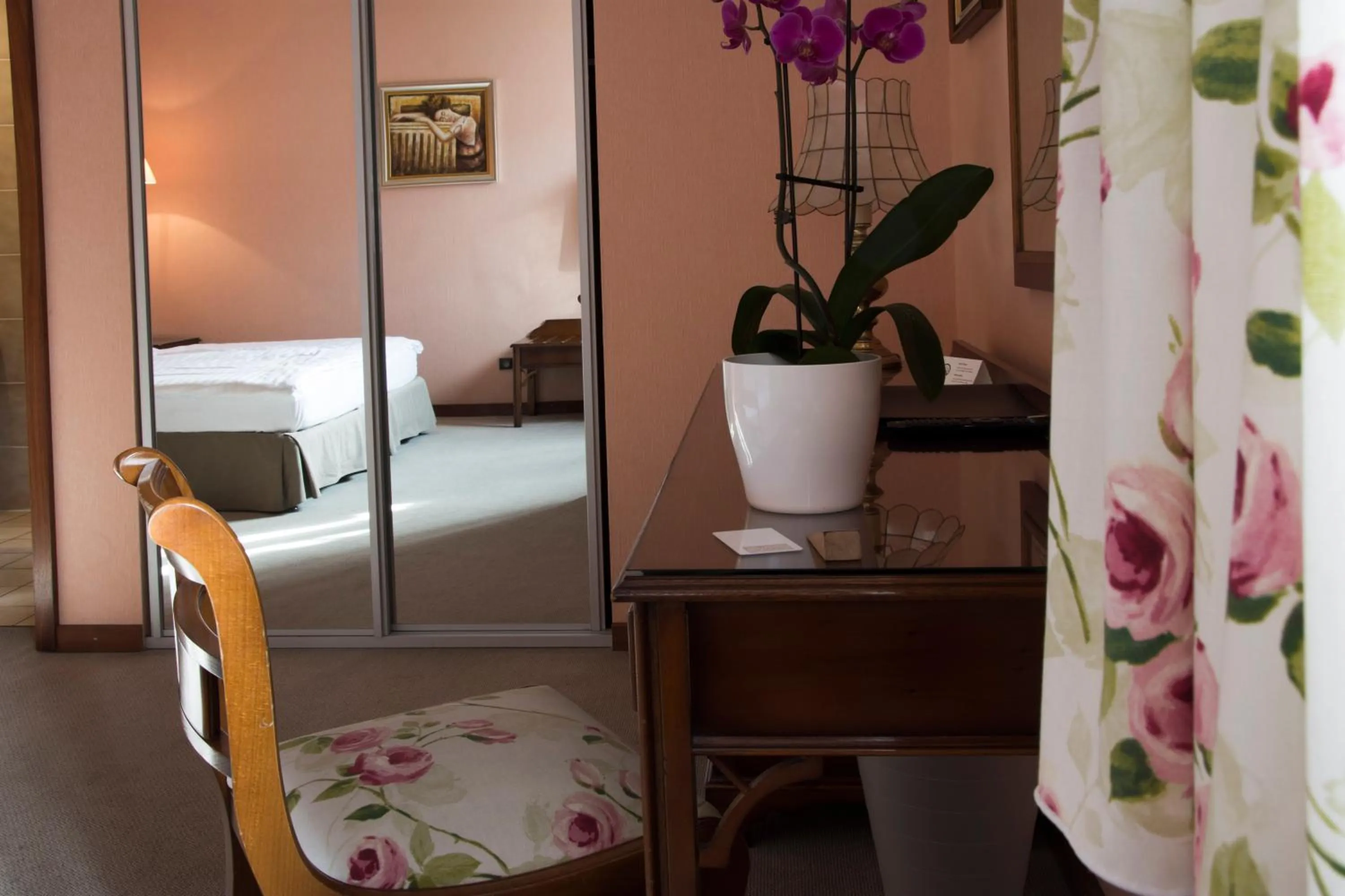 Property building, Bed in Hostellerie Saint Florent