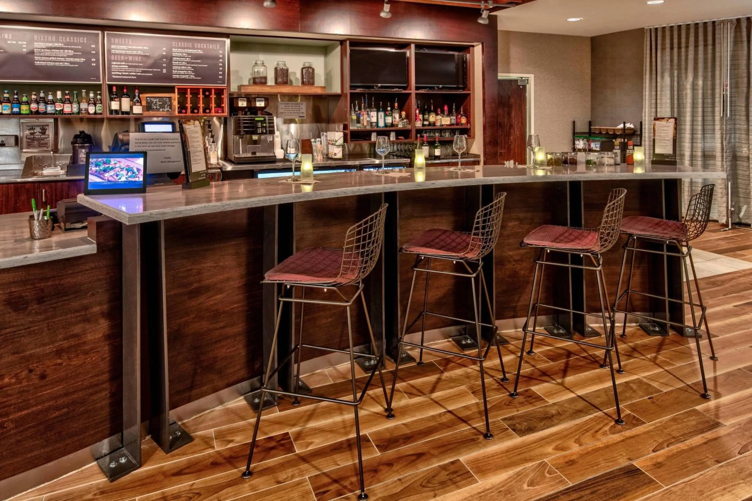 Lounge or bar in Courtyard by Marriott Alexandria