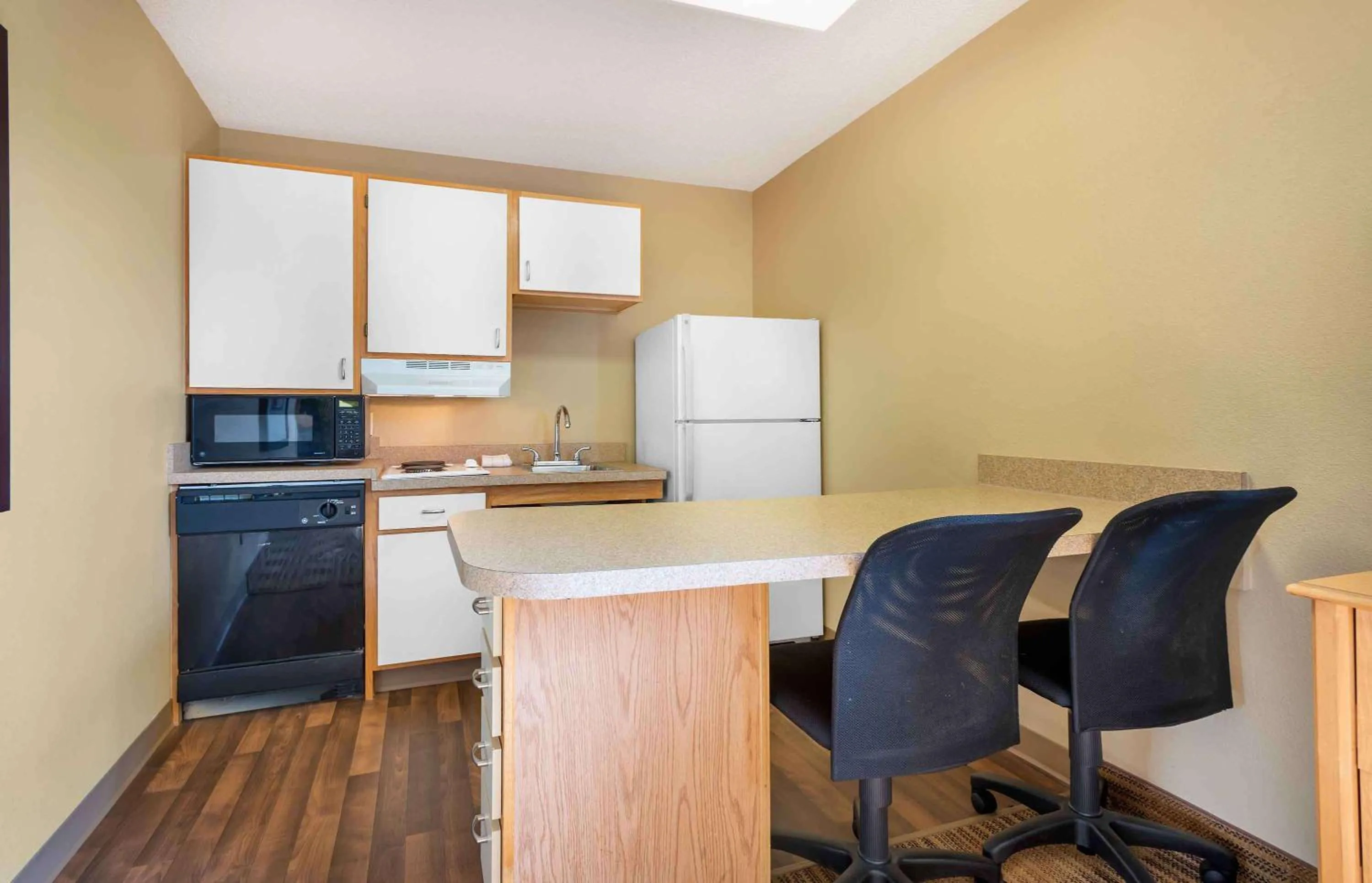 Kitchen or kitchenette in Extended Stay America Suites - Dallas - Plano Parkway