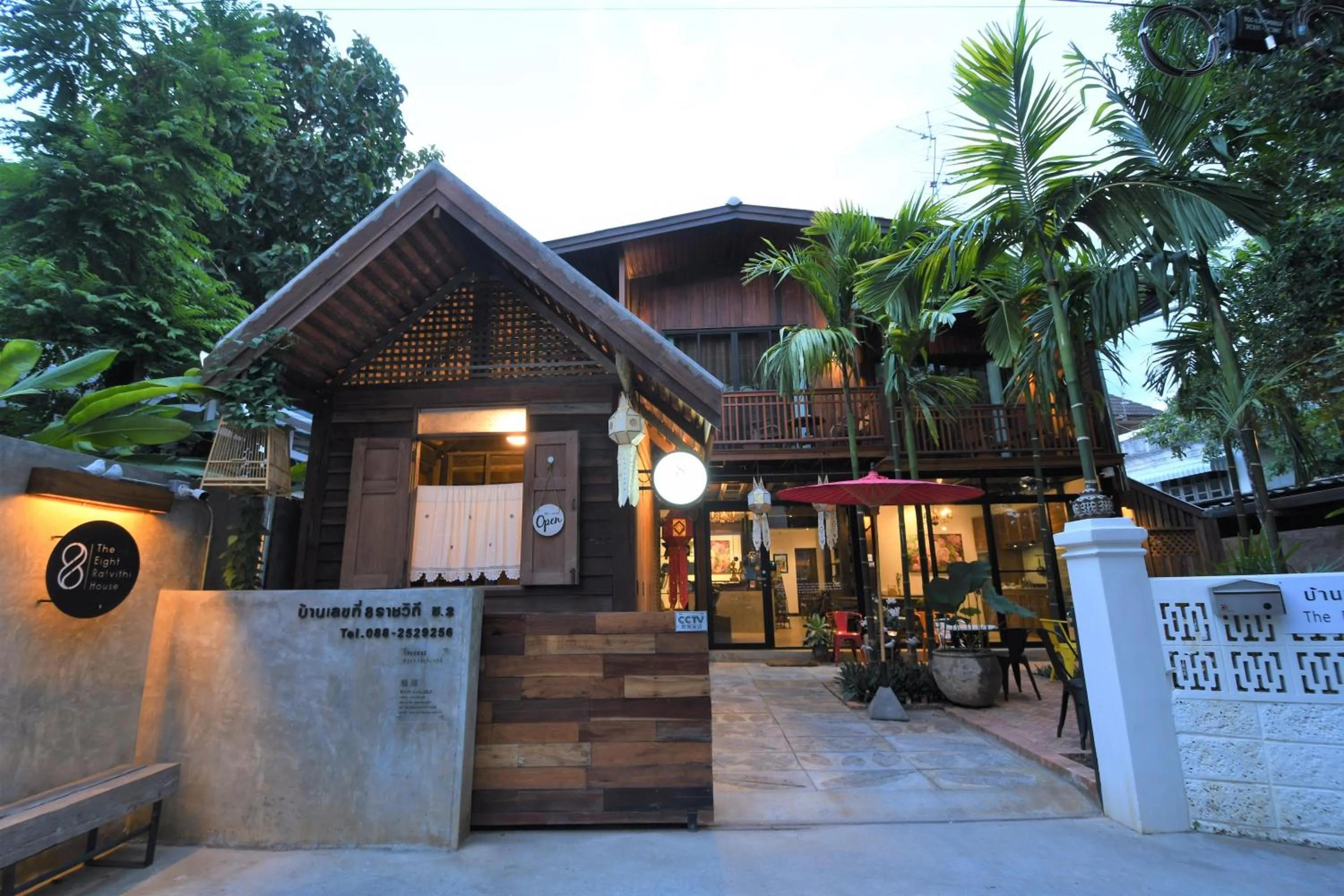 Restaurant/places to eat in The Eight Ratvithi House