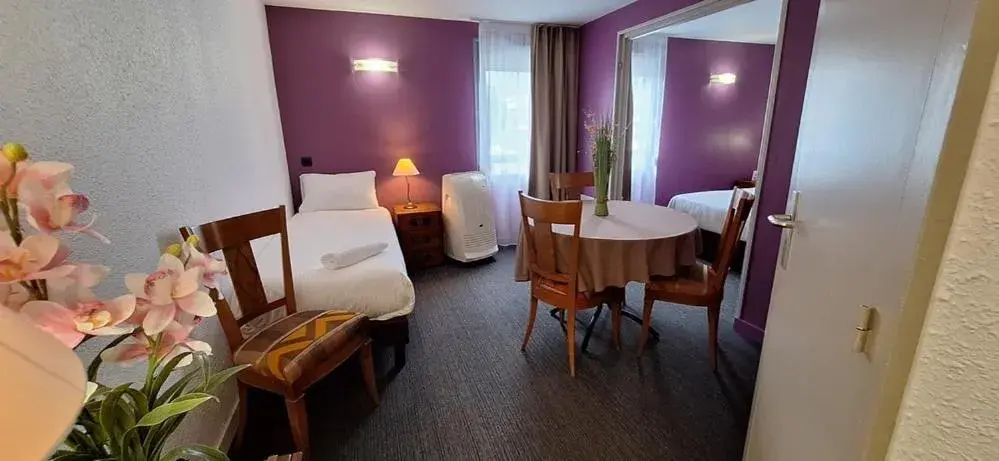 Standard Triple Room in The Originals City, Tabl'Hôtel, Cambrai (Inter-Hotel) Standard Triple Room in The Originals City, Tabl'Hôtel, Cambrai (Inter-Hotel)