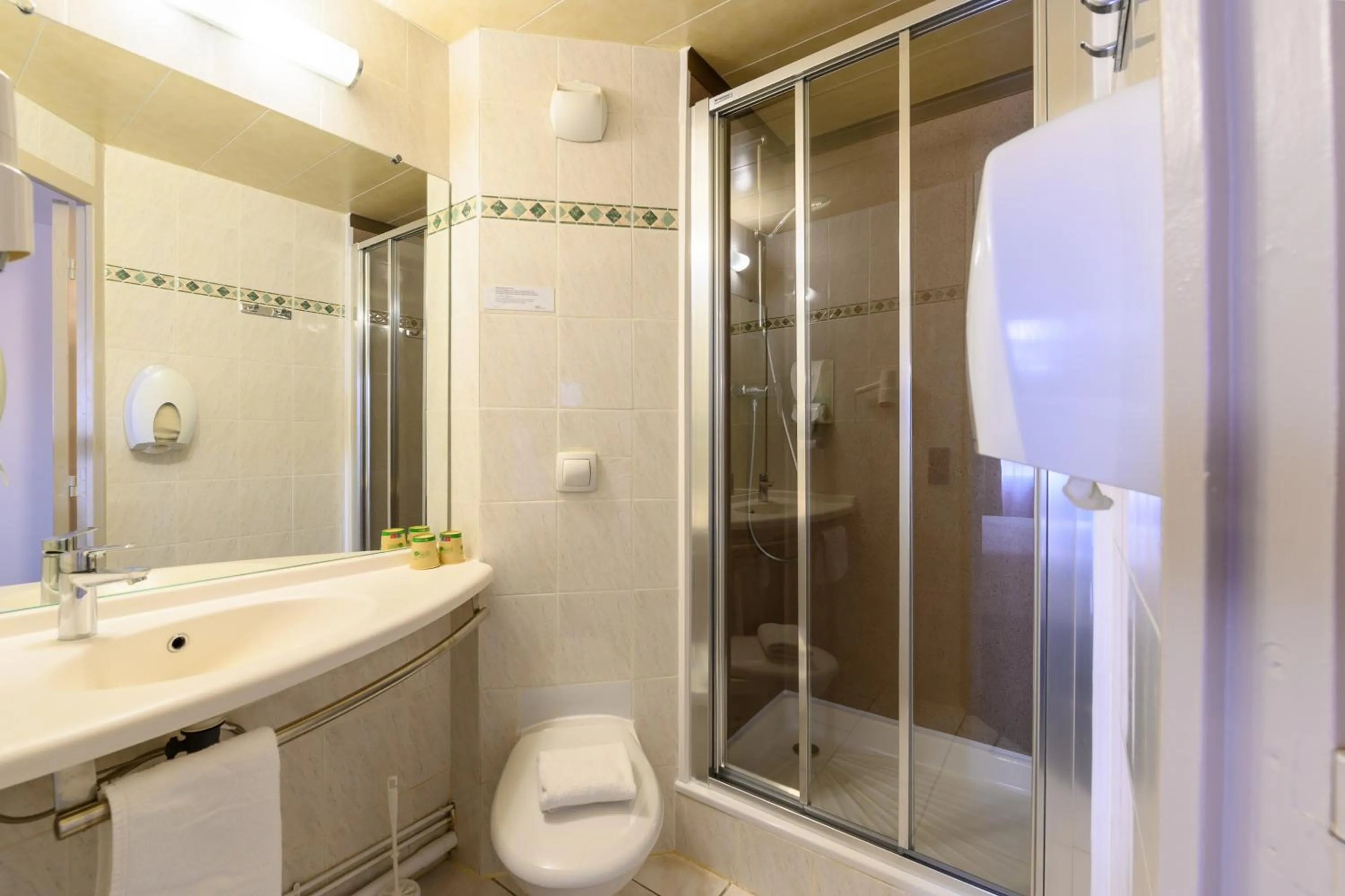 Bathroom in The Originals City, Tabl'Hôtel, Cambrai (Inter-Hotel)