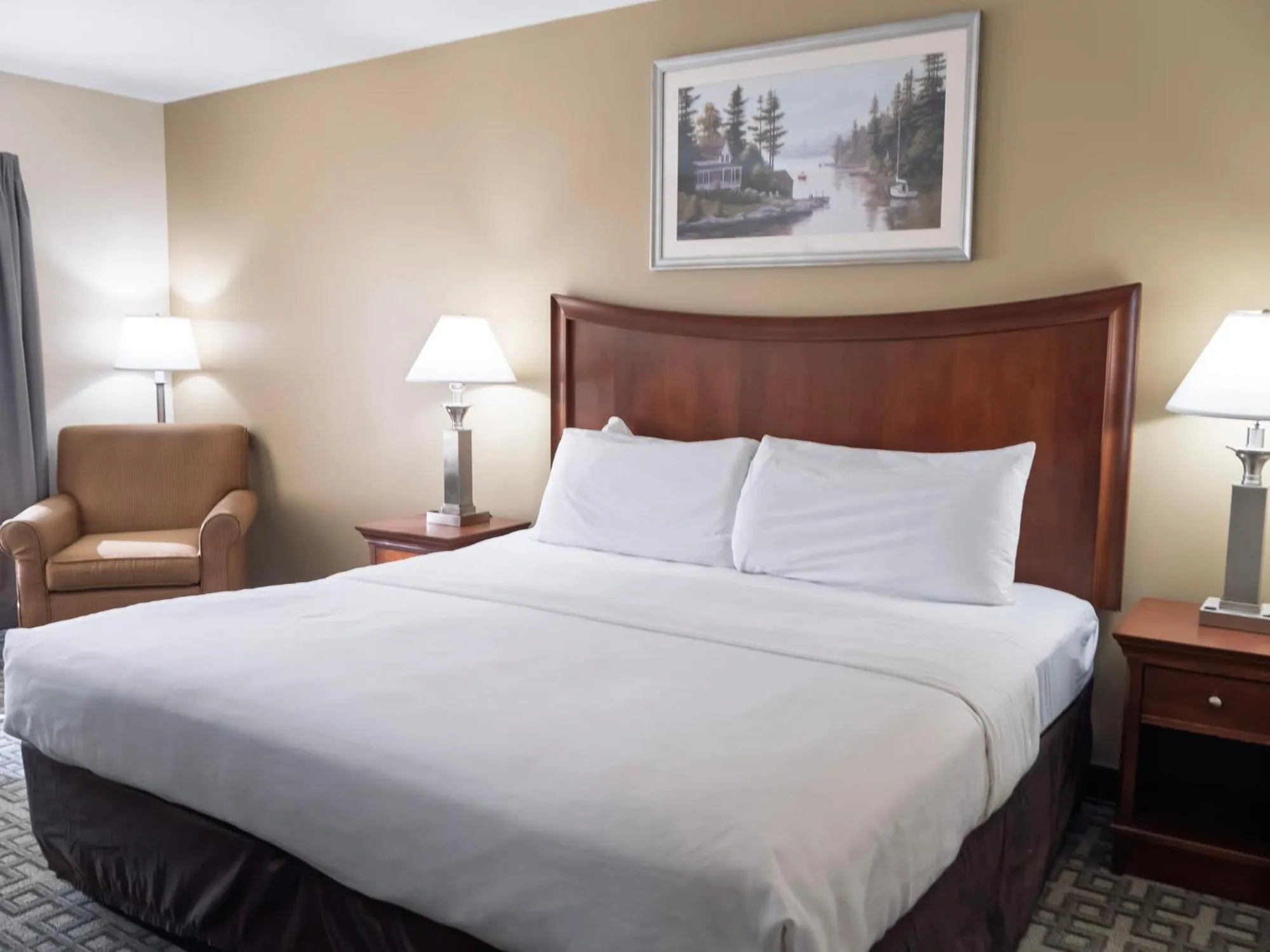 Bed in Country Inn at the Mall