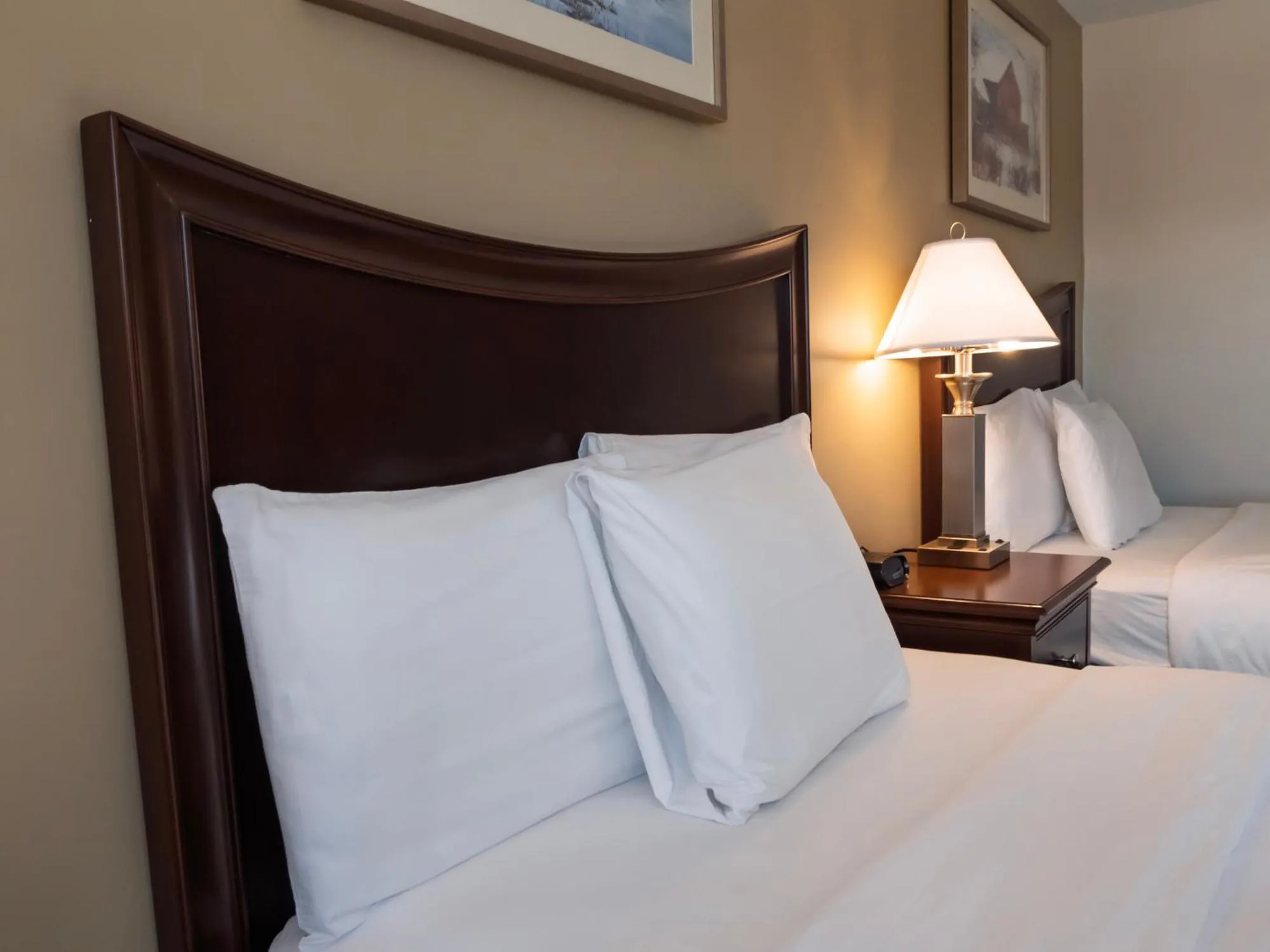 Bed in Country Inn at the Mall