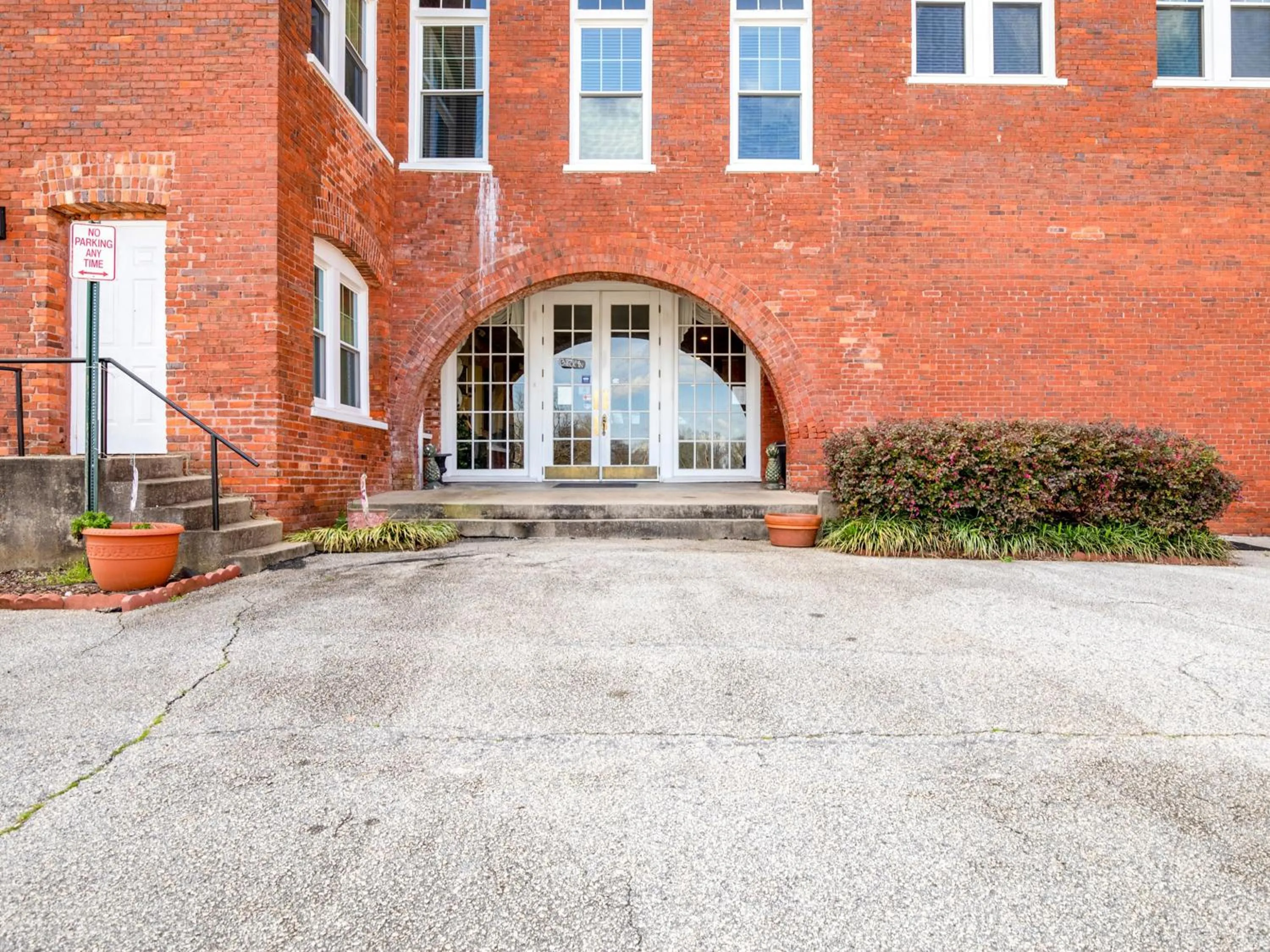 Facade/entrance in The Belmont Inn by OYO