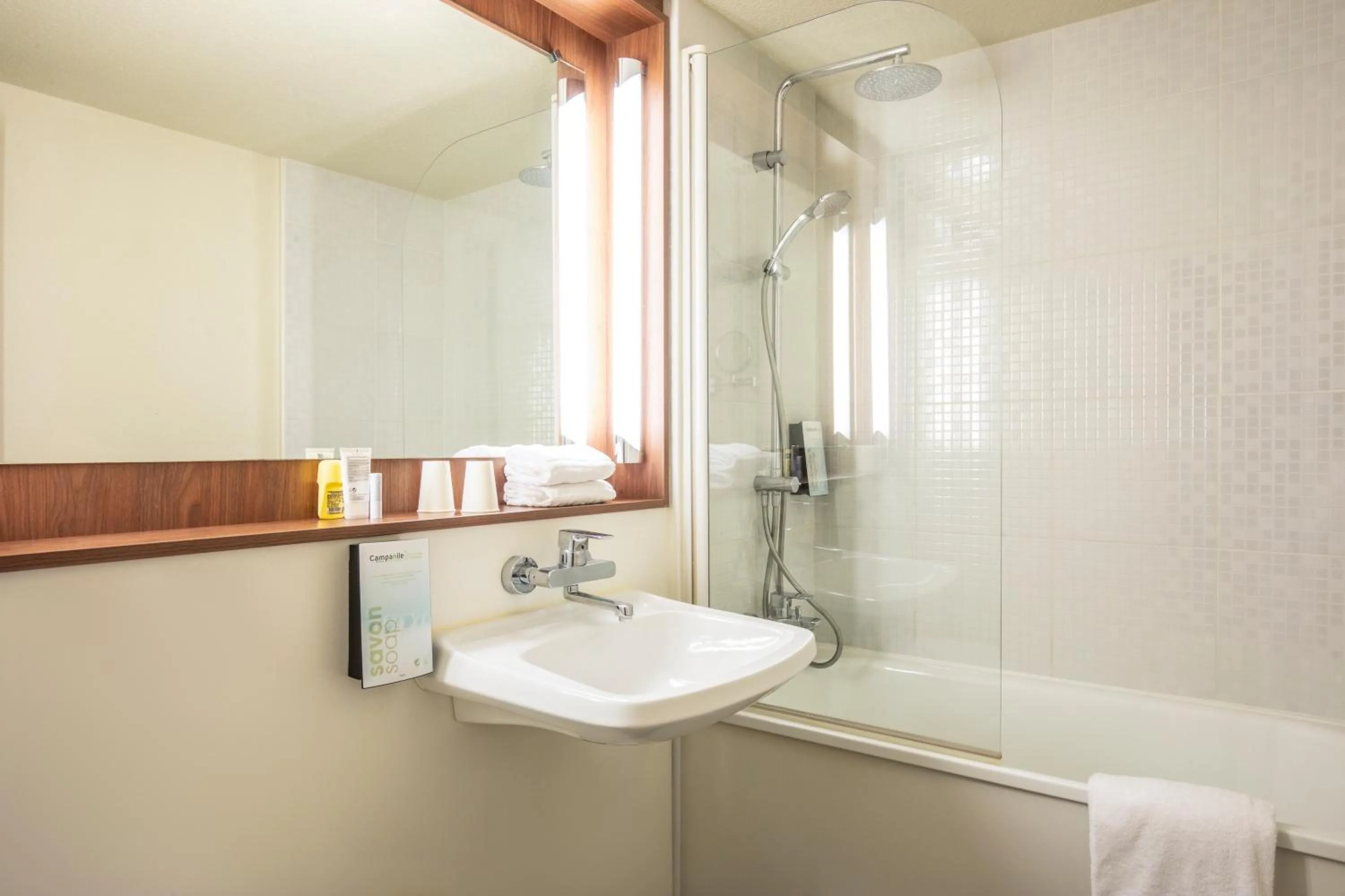 Toilet in Hôtel Campanile Strasbourg Aéroport Lingolsheim