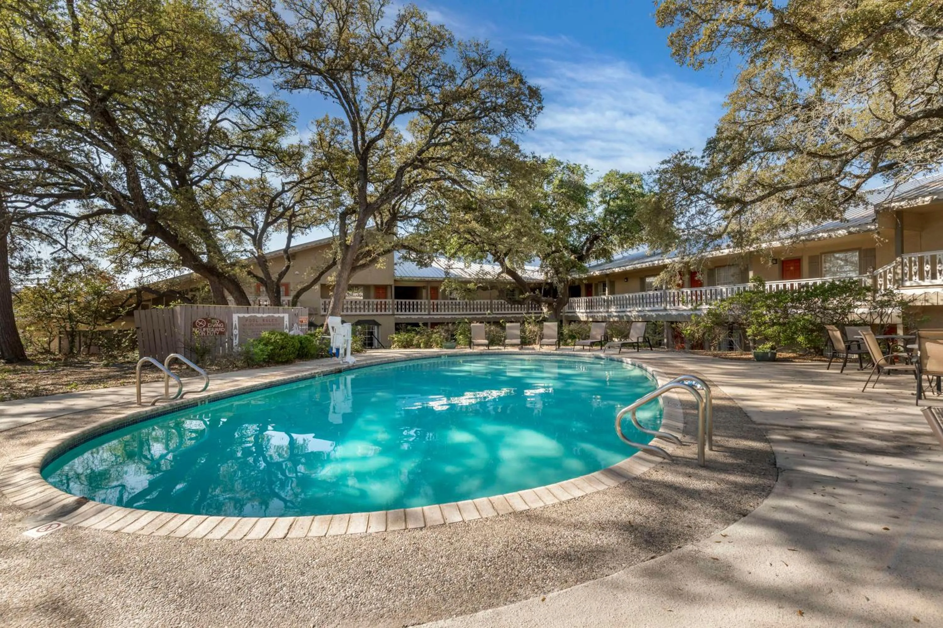 Pool view in Best Western Sunday House Inn