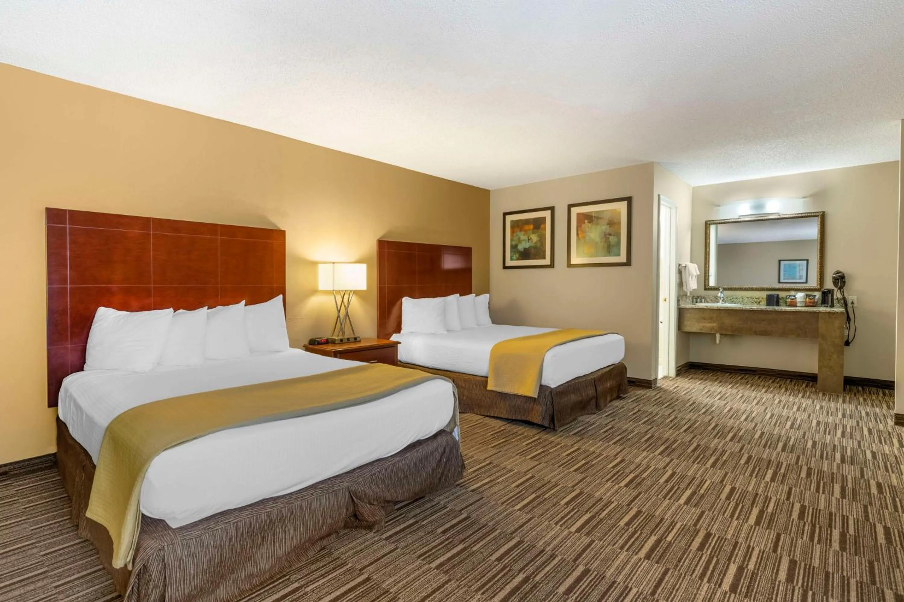 Bedroom in Best Western Sunday House Inn