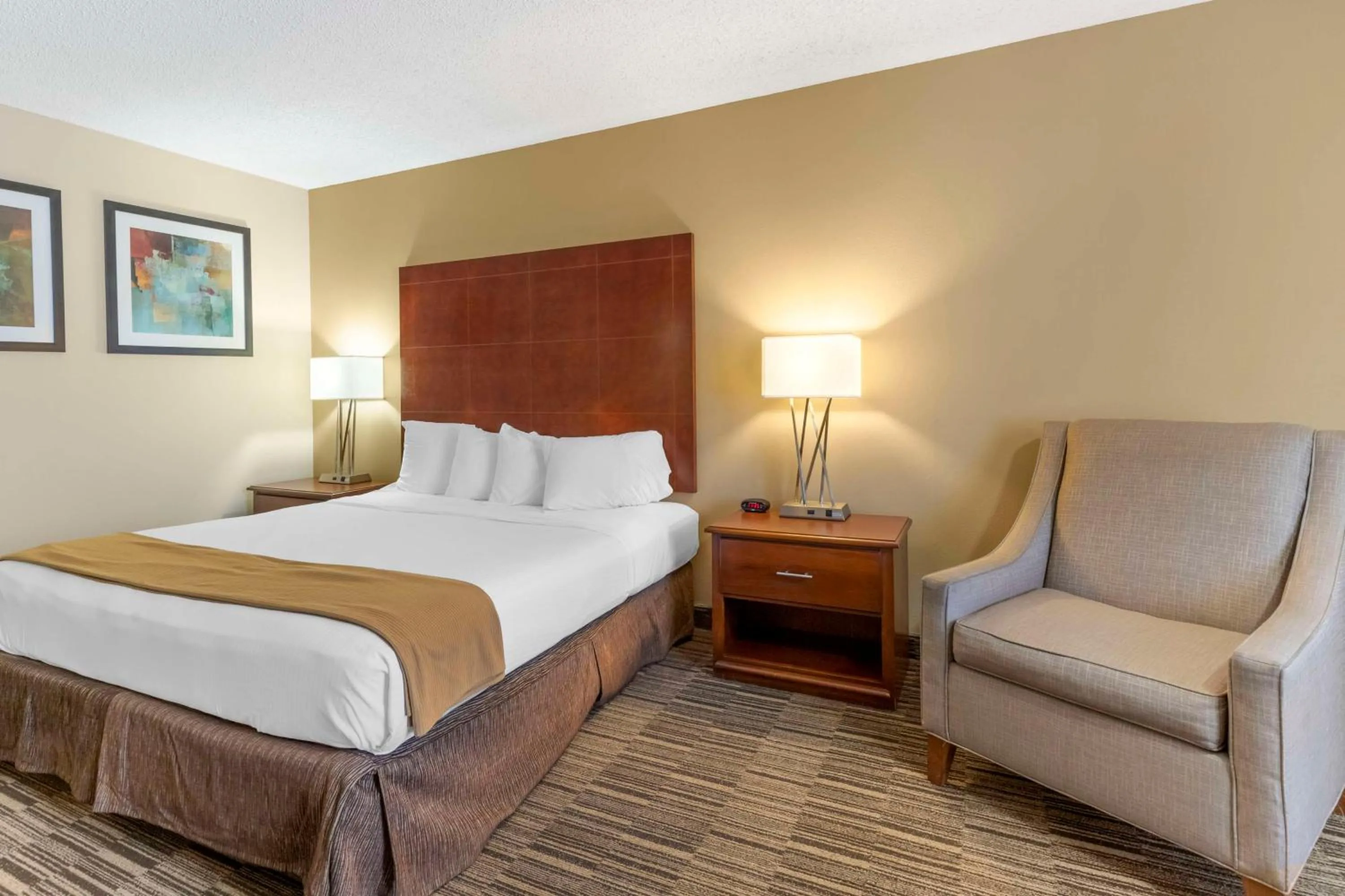 Bedroom in Best Western Sunday House Inn