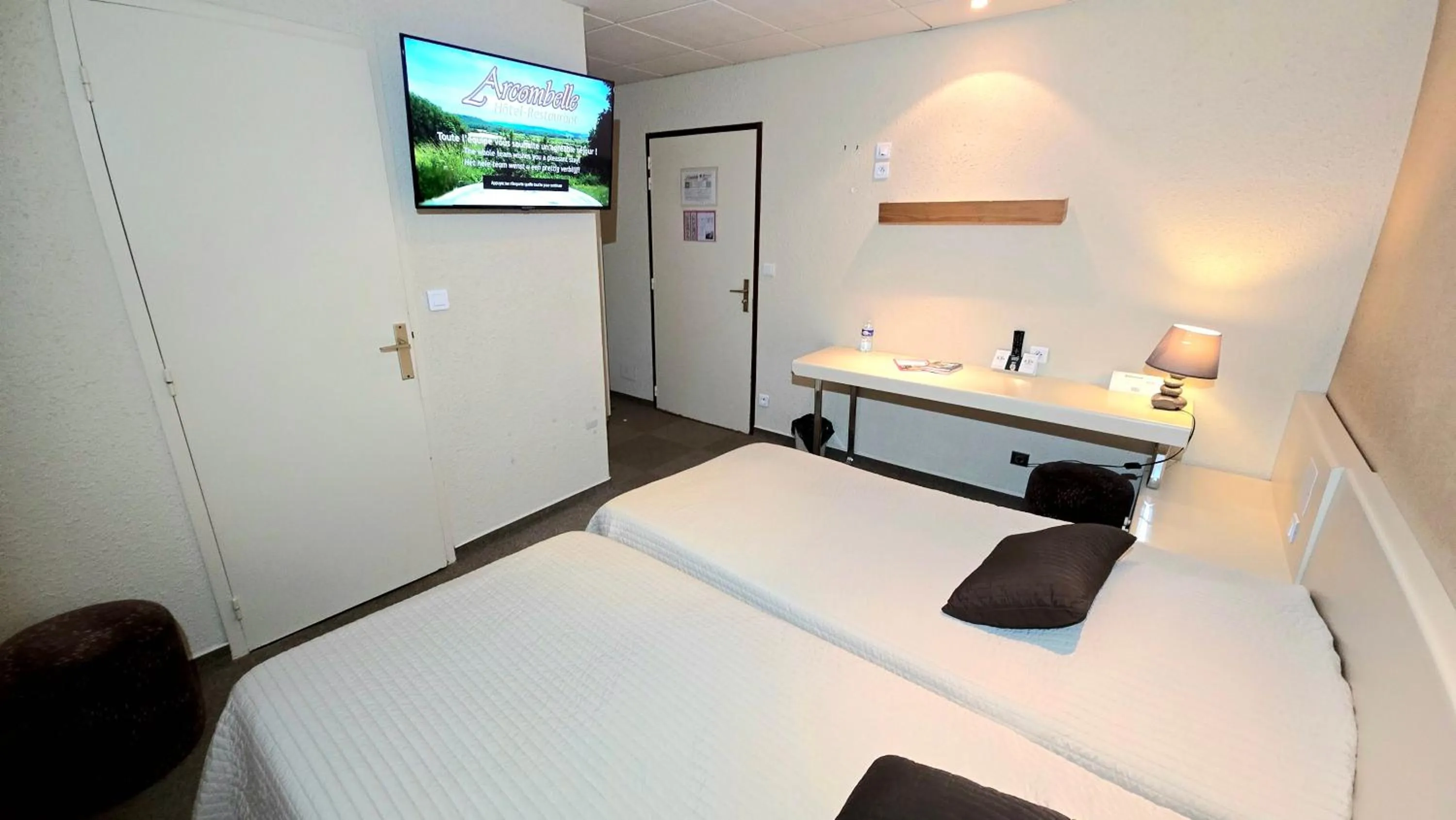 Bed in Logis Hôtel & Restaurant Arcombelle