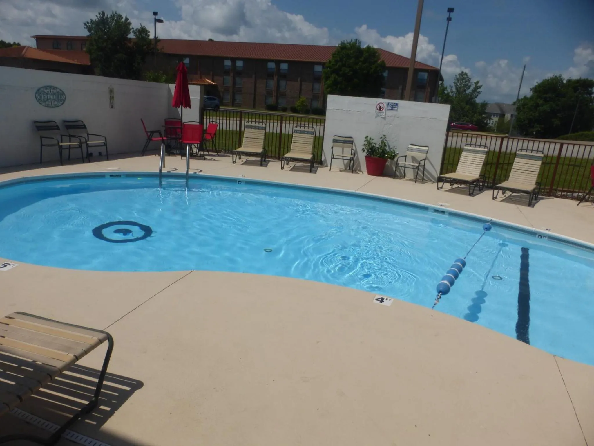 Swimming pool in Red Roof Inn Branson