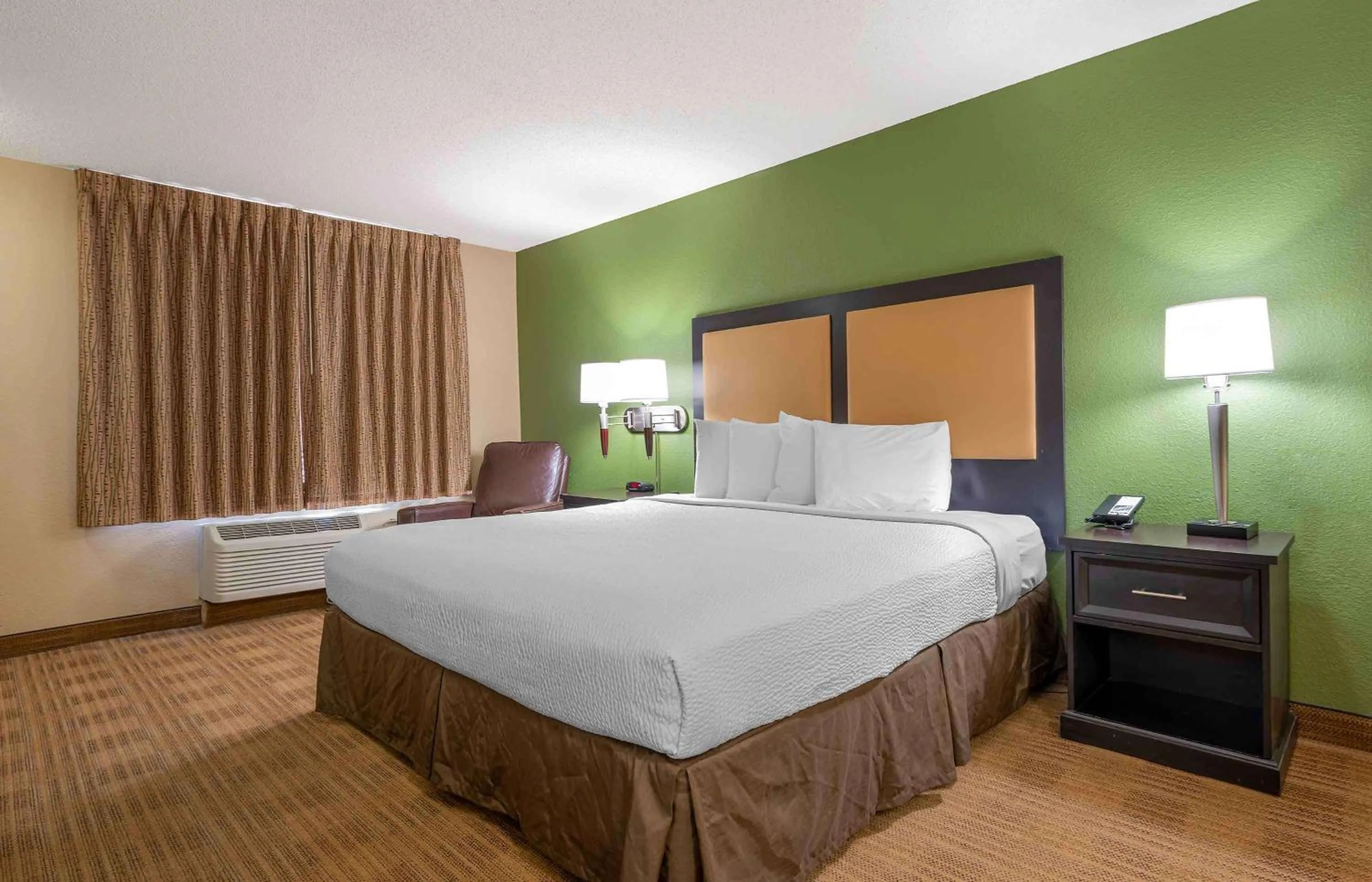 Bedroom, Bed in Extended Stay America Select Suites - Columbus - Worthington