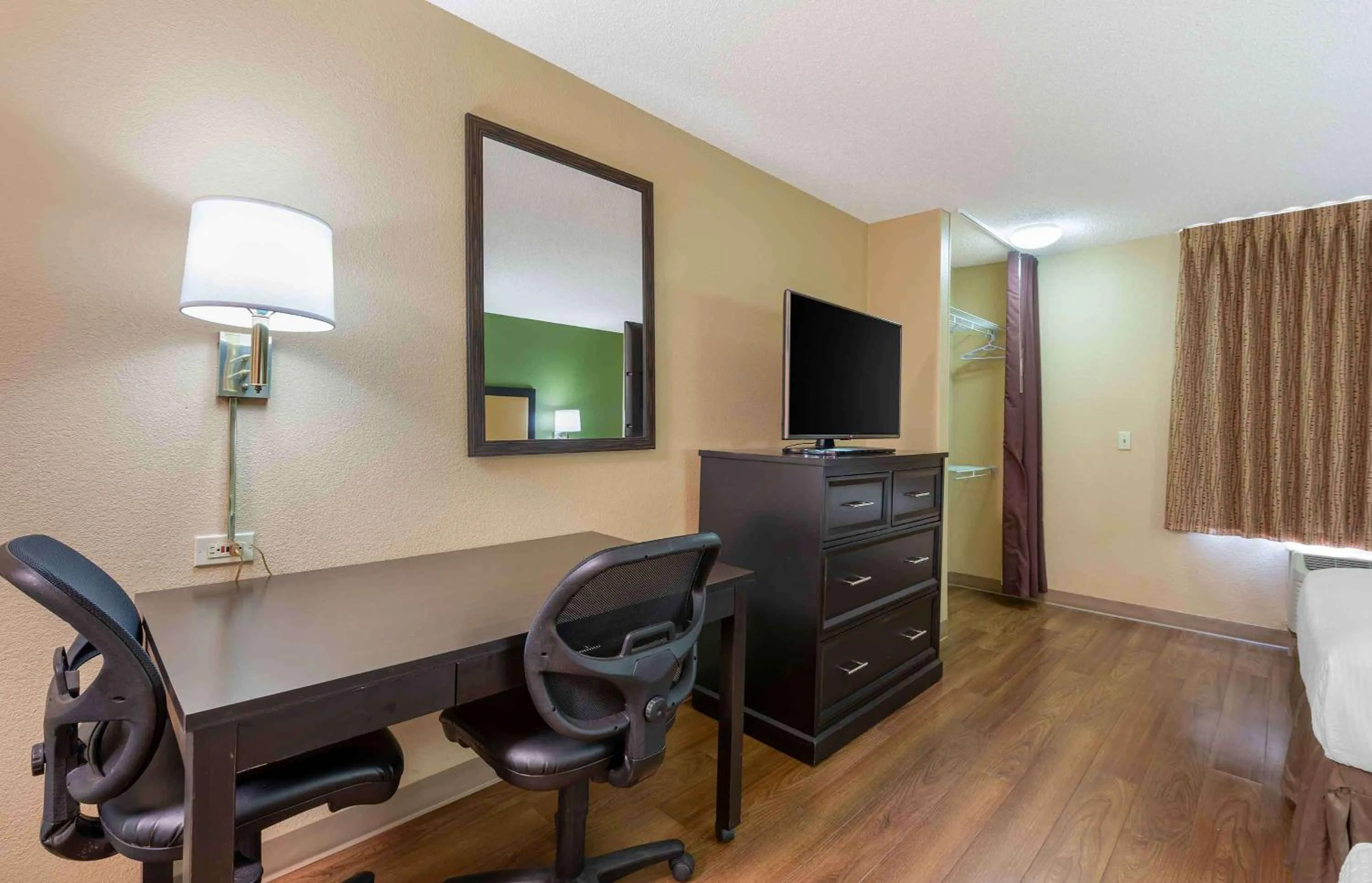 Bedroom in Extended Stay America Select Suites - Columbus - Worthington