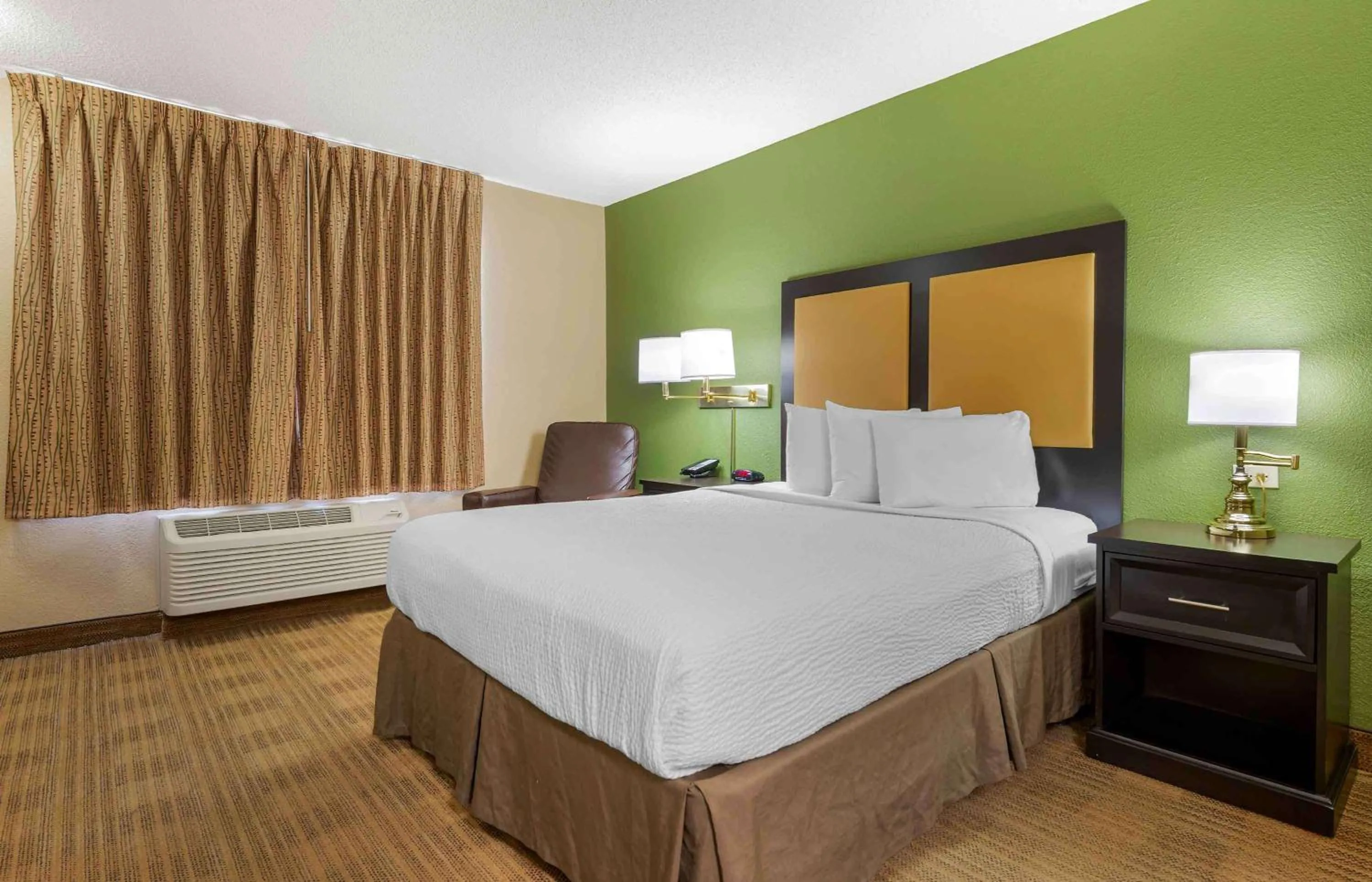 Bedroom, Bed in Extended Stay America Select Suites - Columbus - Worthington