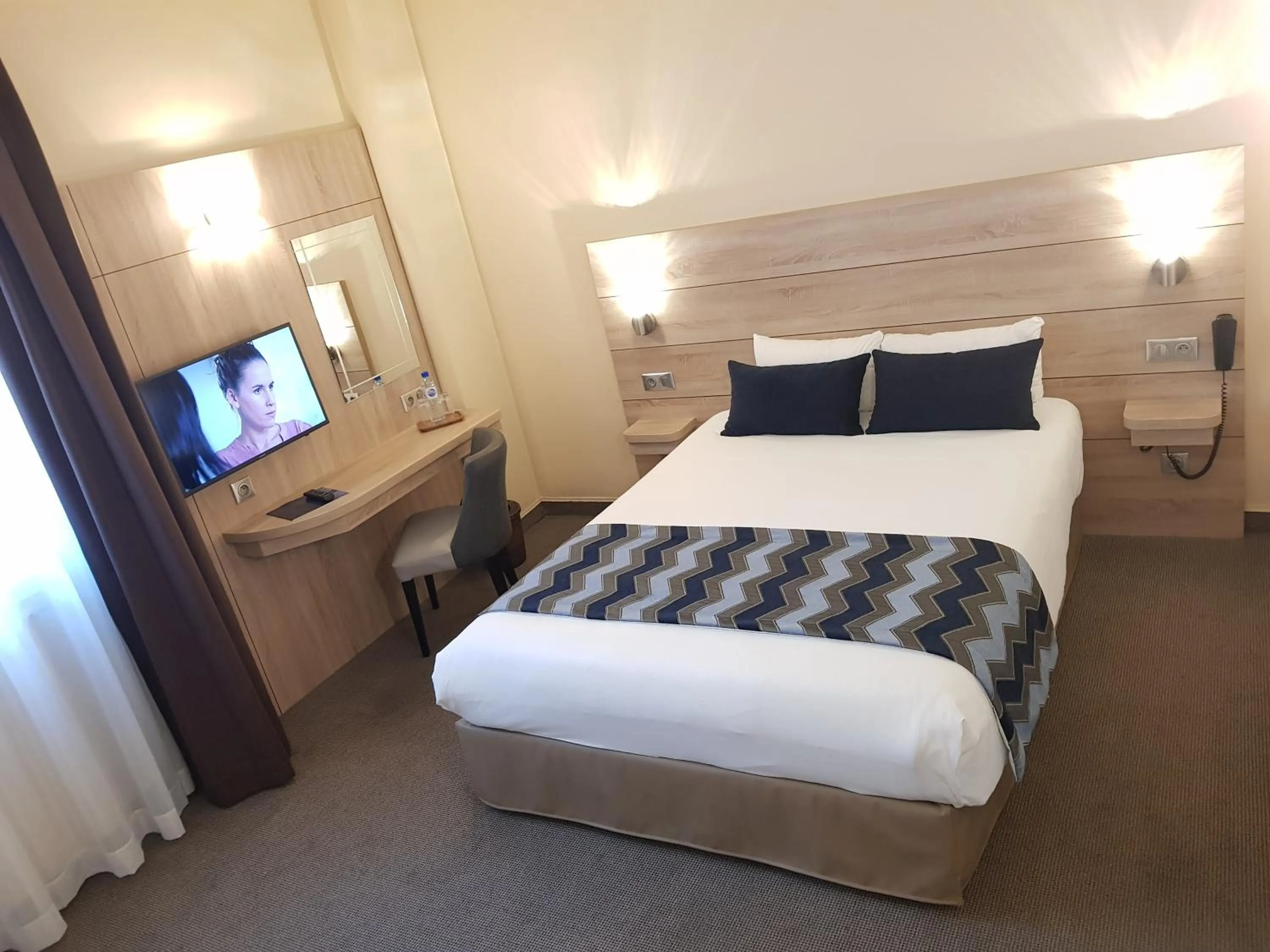 Bed in Hotel Champerret Elysees