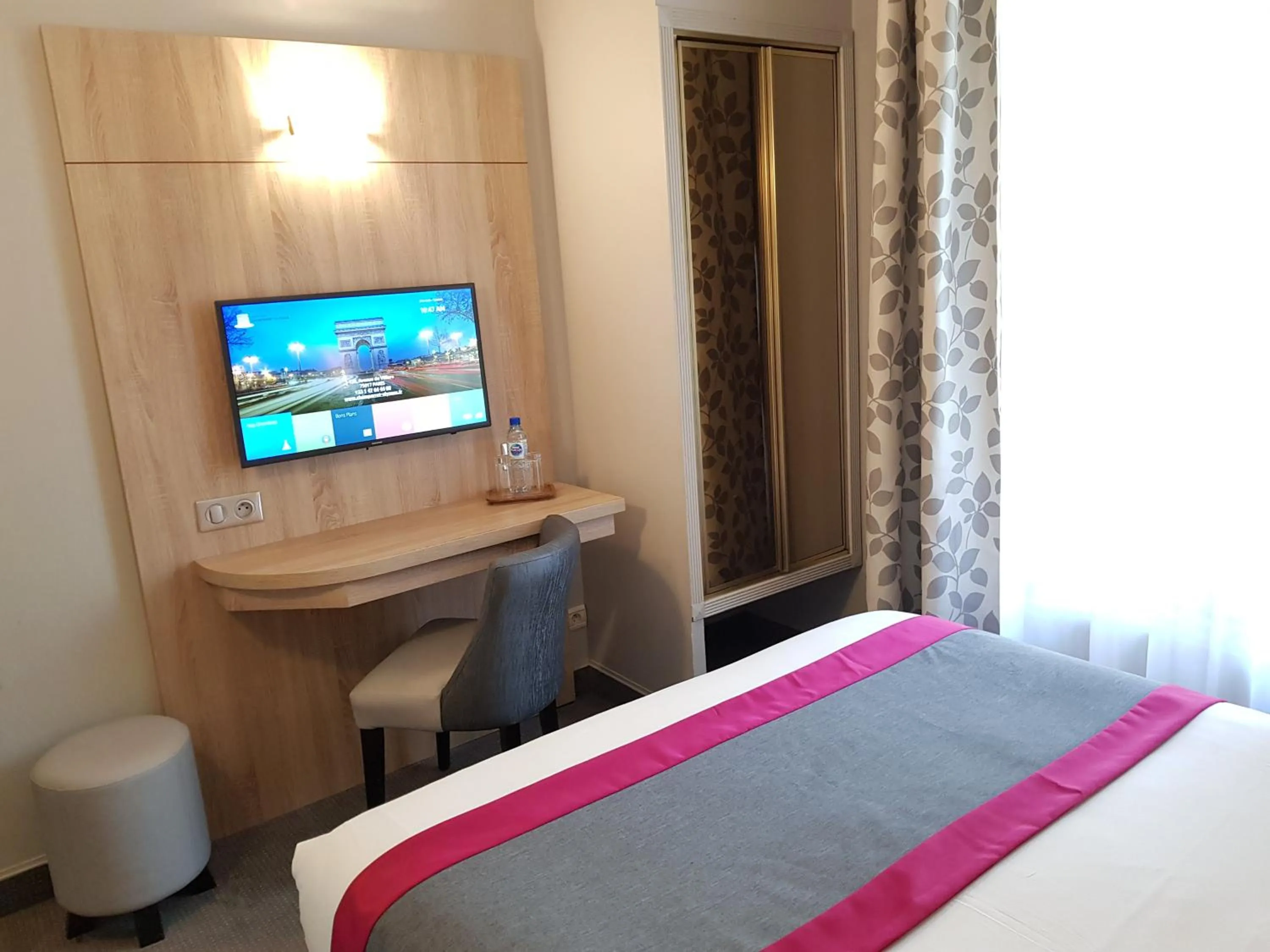 Bed in Hotel Champerret Elysees