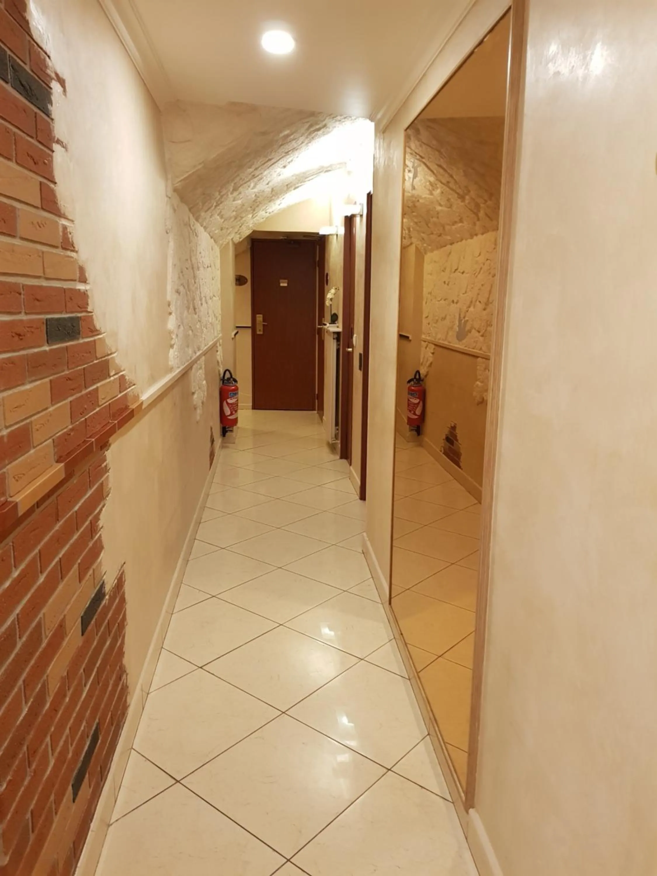 Restaurant/places to eat in Hotel Champerret Elysees