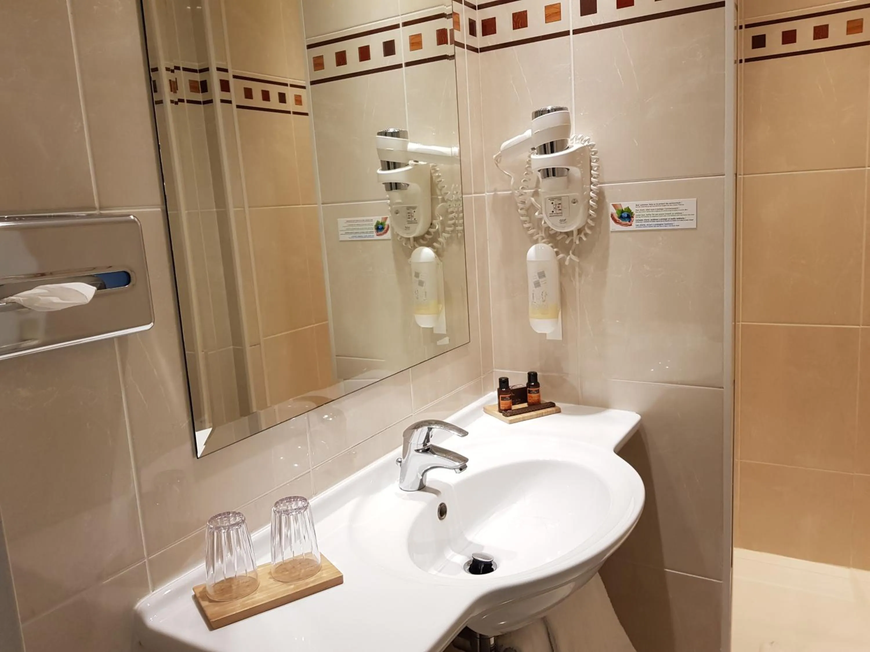 Shower in Hotel Champerret Elysees
