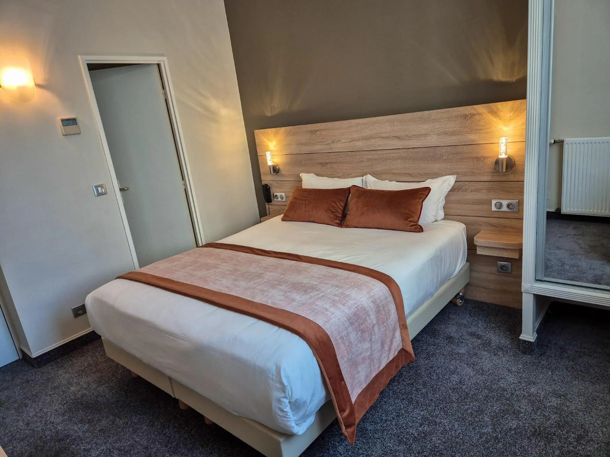 Bed in Hotel Champerret Elysees