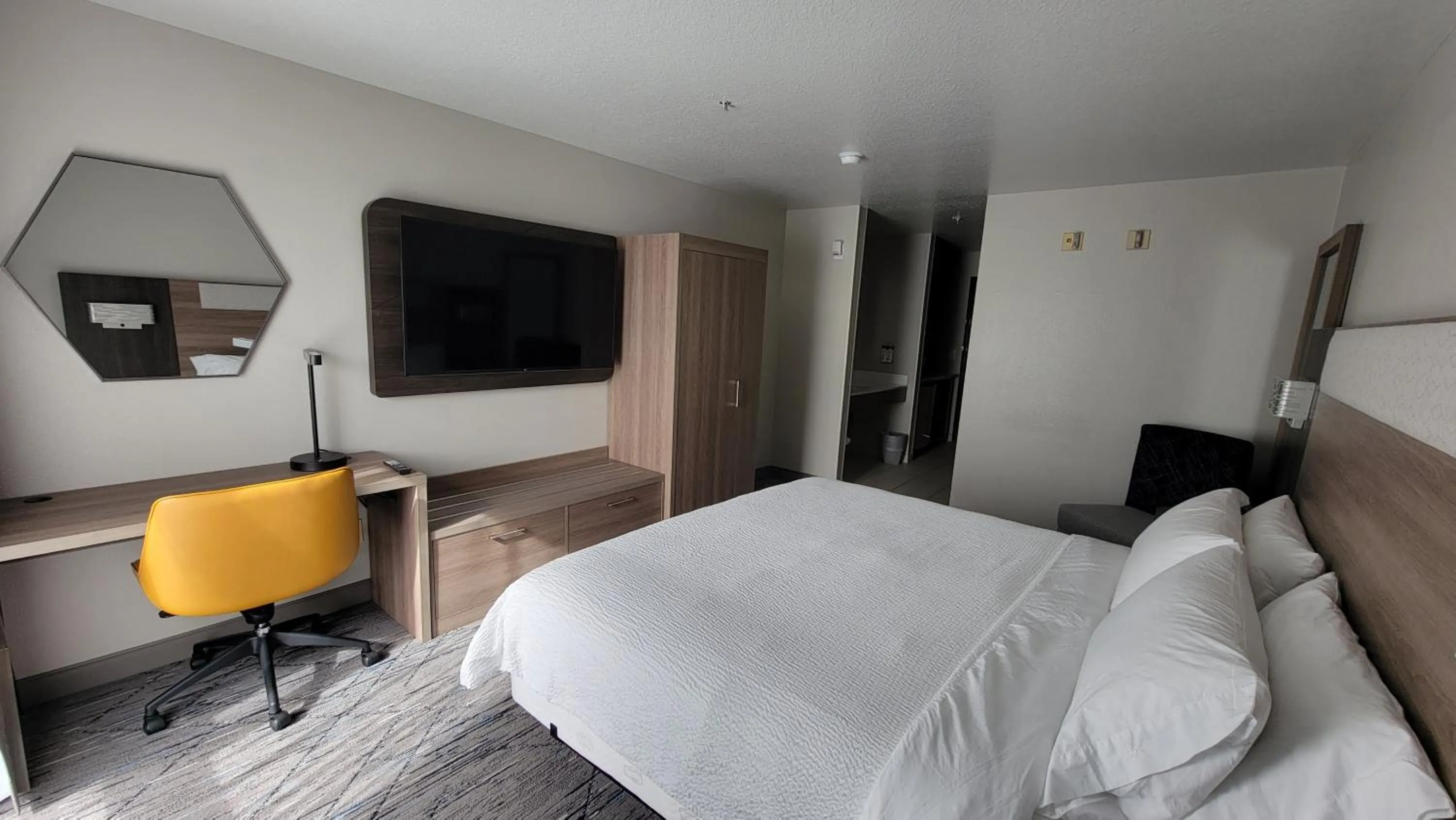 Photo of the whole room, Bed in Holiday Inn Express Portland SE - Clackamas Area by IHG