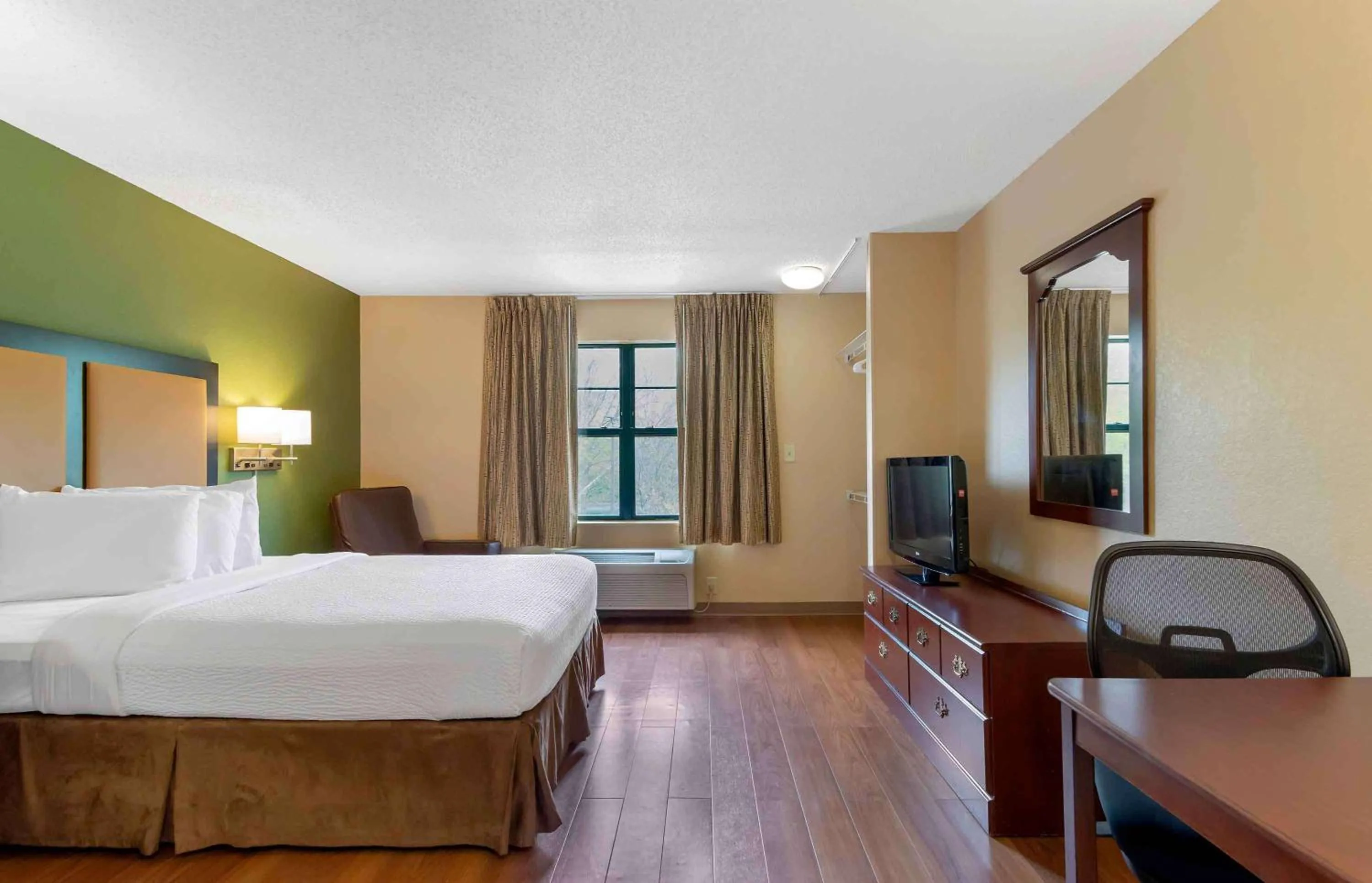 Bedroom, Bed in Extended Stay America Suites - Atlanta - Perimeter - Crestline