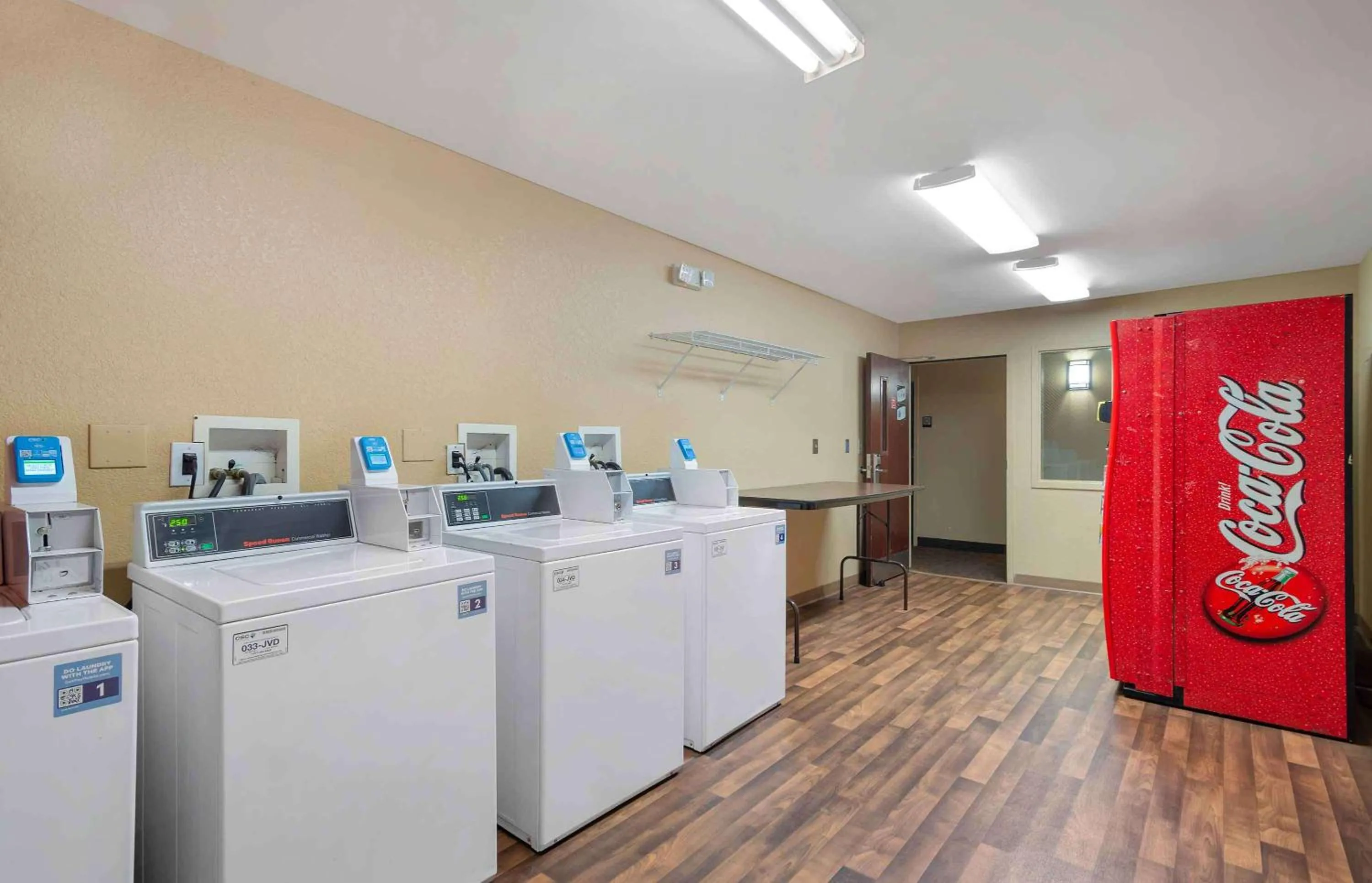 Property building in Extended Stay America Suites - Atlanta - Perimeter - Crestline