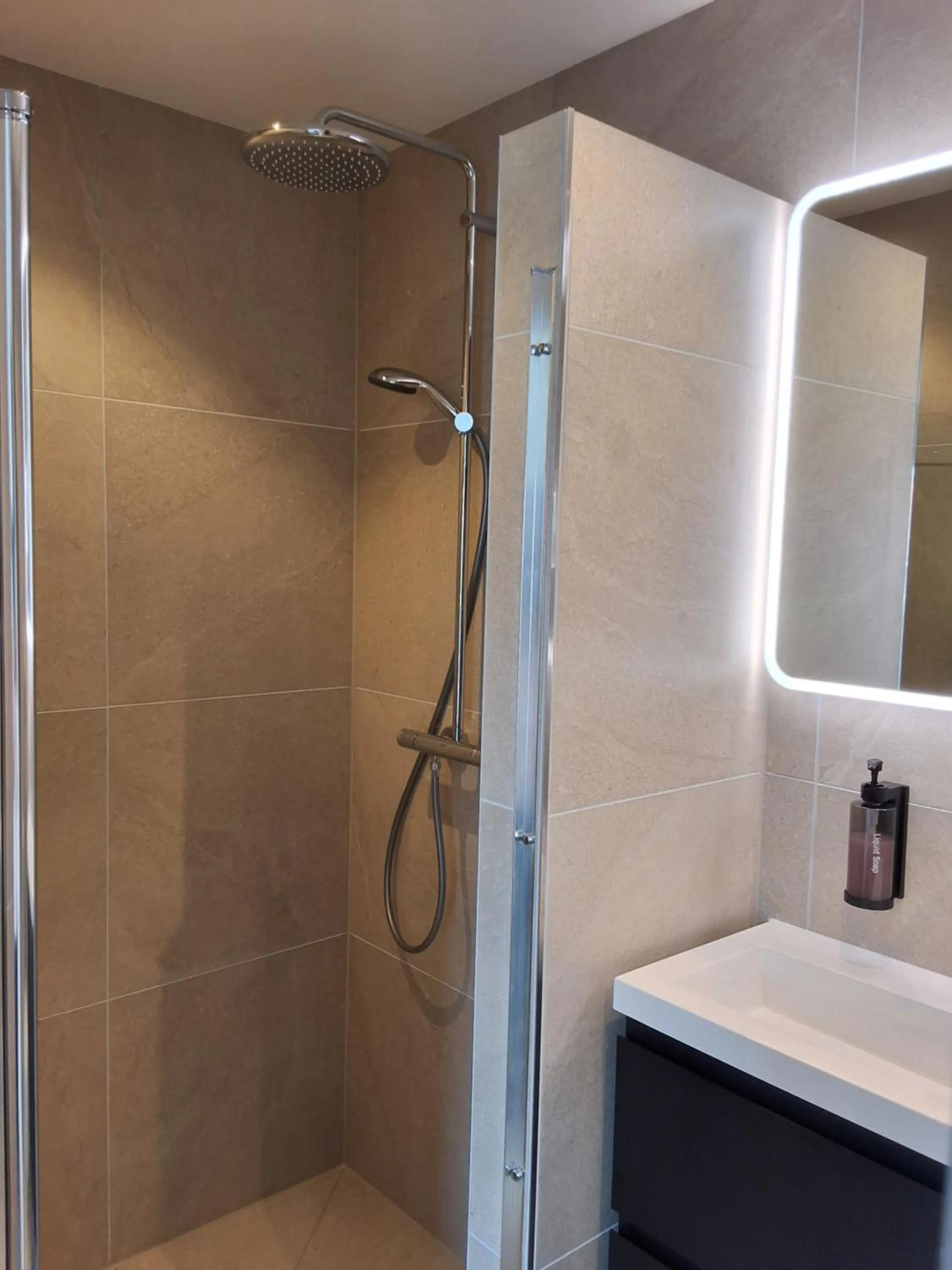 Shower in Appartement Havenzicht