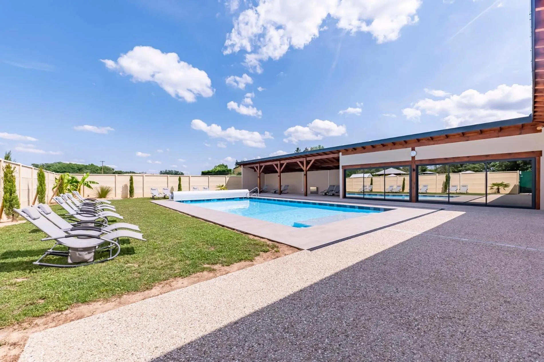 Swimming pool in Hôtel du Moulin de la Brevette