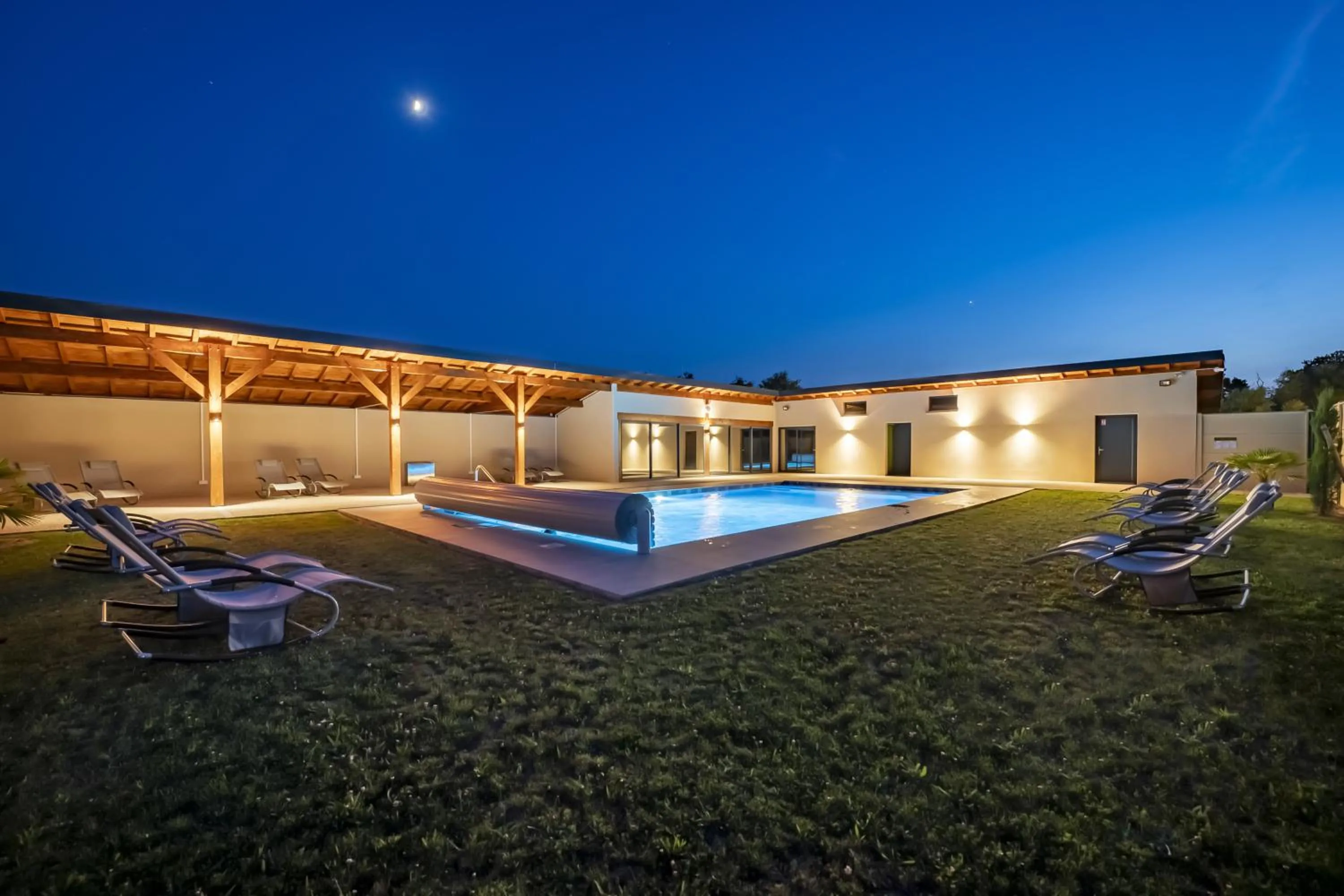 Swimming pool in Hôtel du Moulin de la Brevette